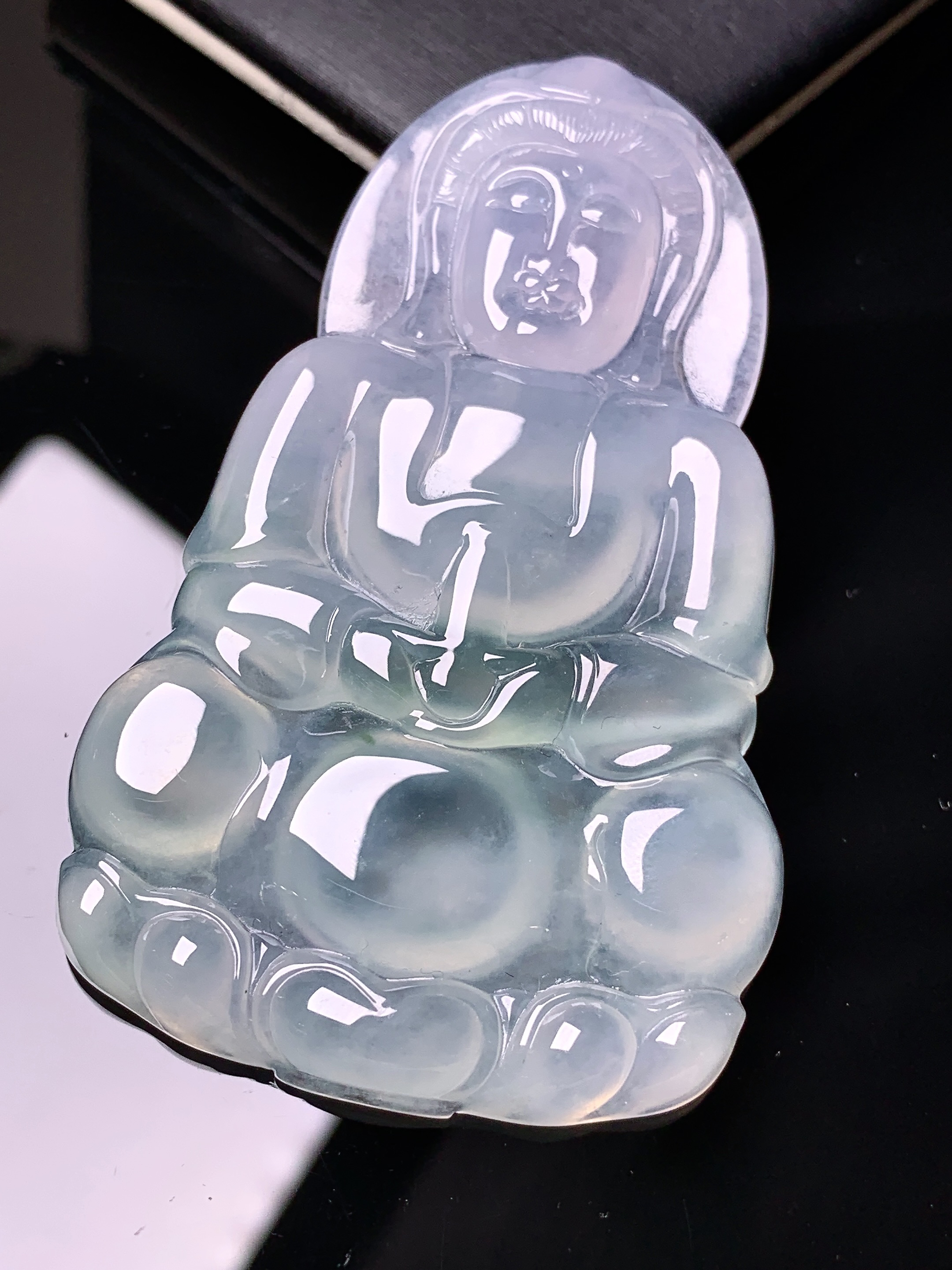 冰种飘绿观音菩萨吊坠 玉质细腻 色泽艳丽清新 水润亮眼 整体尺寸66*40.2*5.8y2