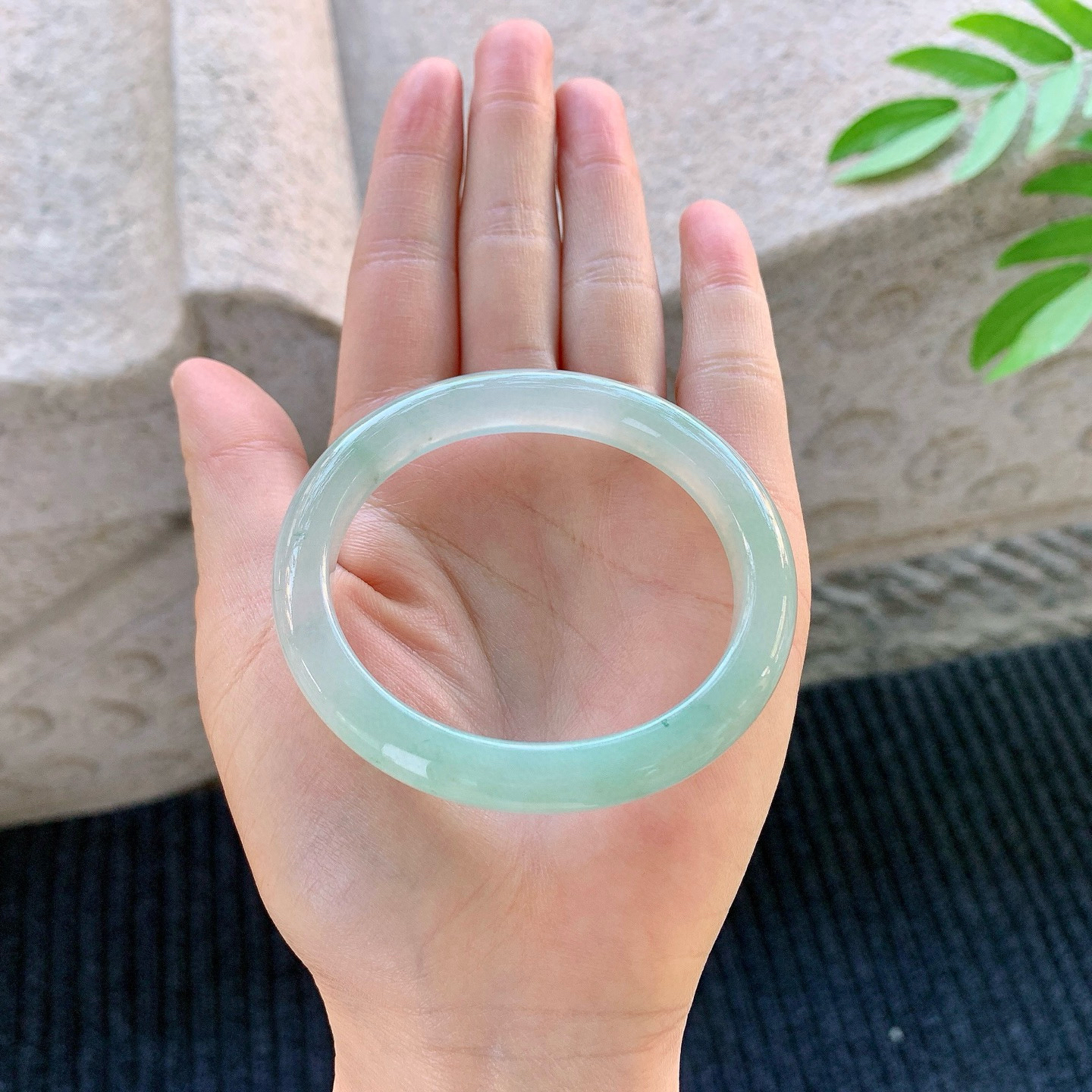 贵妃53 54
【圈口】54/48/9.2/7.4
【描述】糯冰晴绿，水润，种老，细腻，无纹裂！