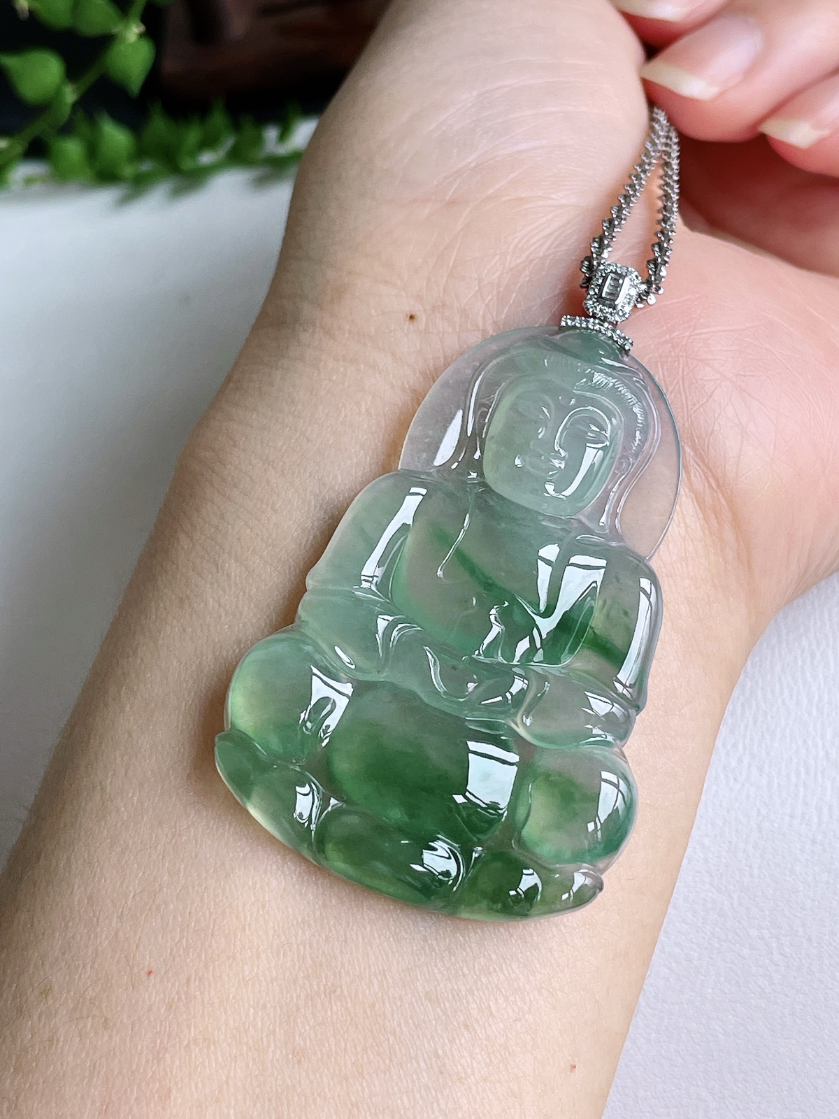 【镶嵌】冰飘绿花观音大观音吊坠  
【说明】缅料 18k金镶嵌 性价比高  飘花
【整体】60.4
【裸石】54-35.7-5