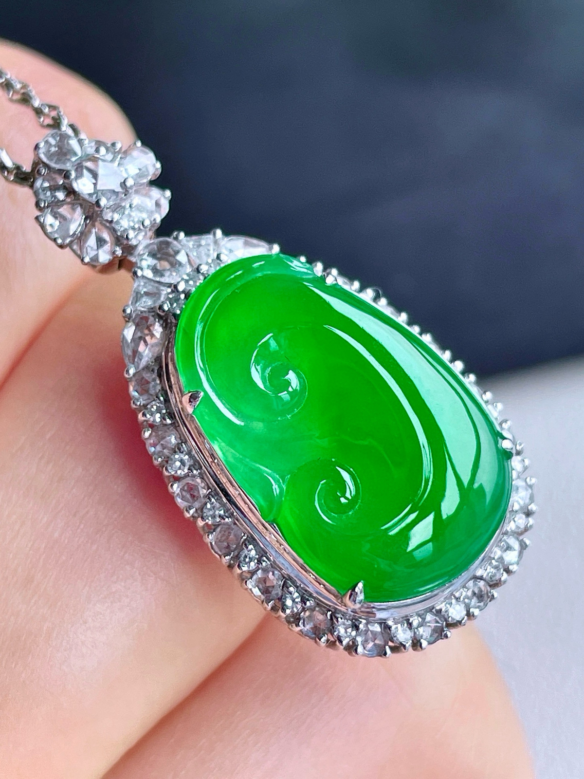 【镶嵌】高冰阳绿如意吊坠  
【说明】缅料 18k金镶嵌 性价比高  
【整体】31.3-15.8-9.7
【裸石】18.2-12-3.4