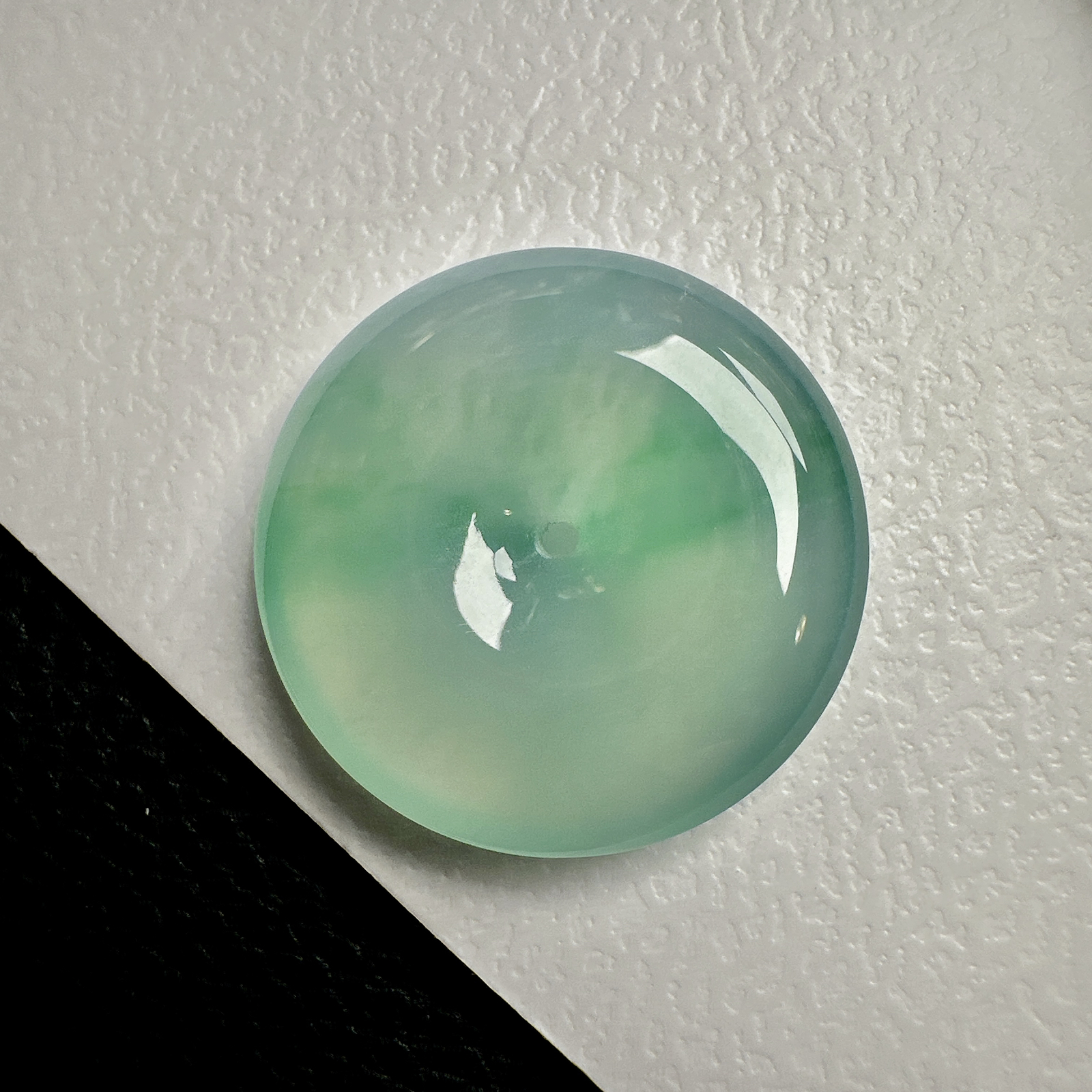 【冰种飘淡绿平安扣】质地细腻，品质很好，冰感十足，胶感明显，收藏品质。