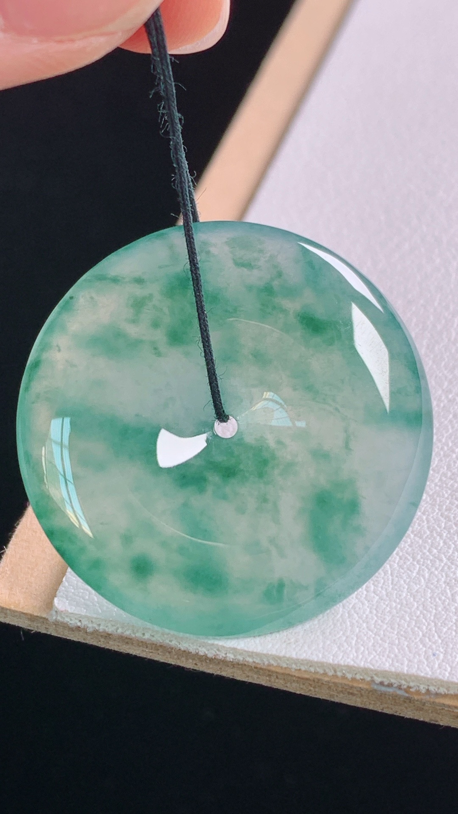 冰飘花平安扣
花色灵动，水润清爽
尺寸:29.2-5.4mm