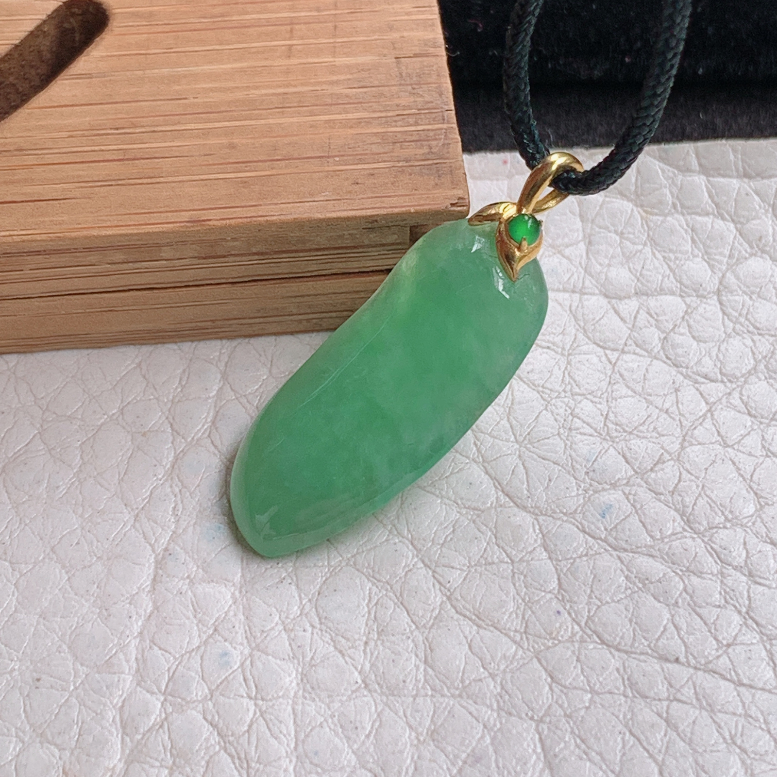 zz3实拍28*11.3*4.3缅甸翡翠满绿精美小福瓜小吊坠 镶金锁骨坠