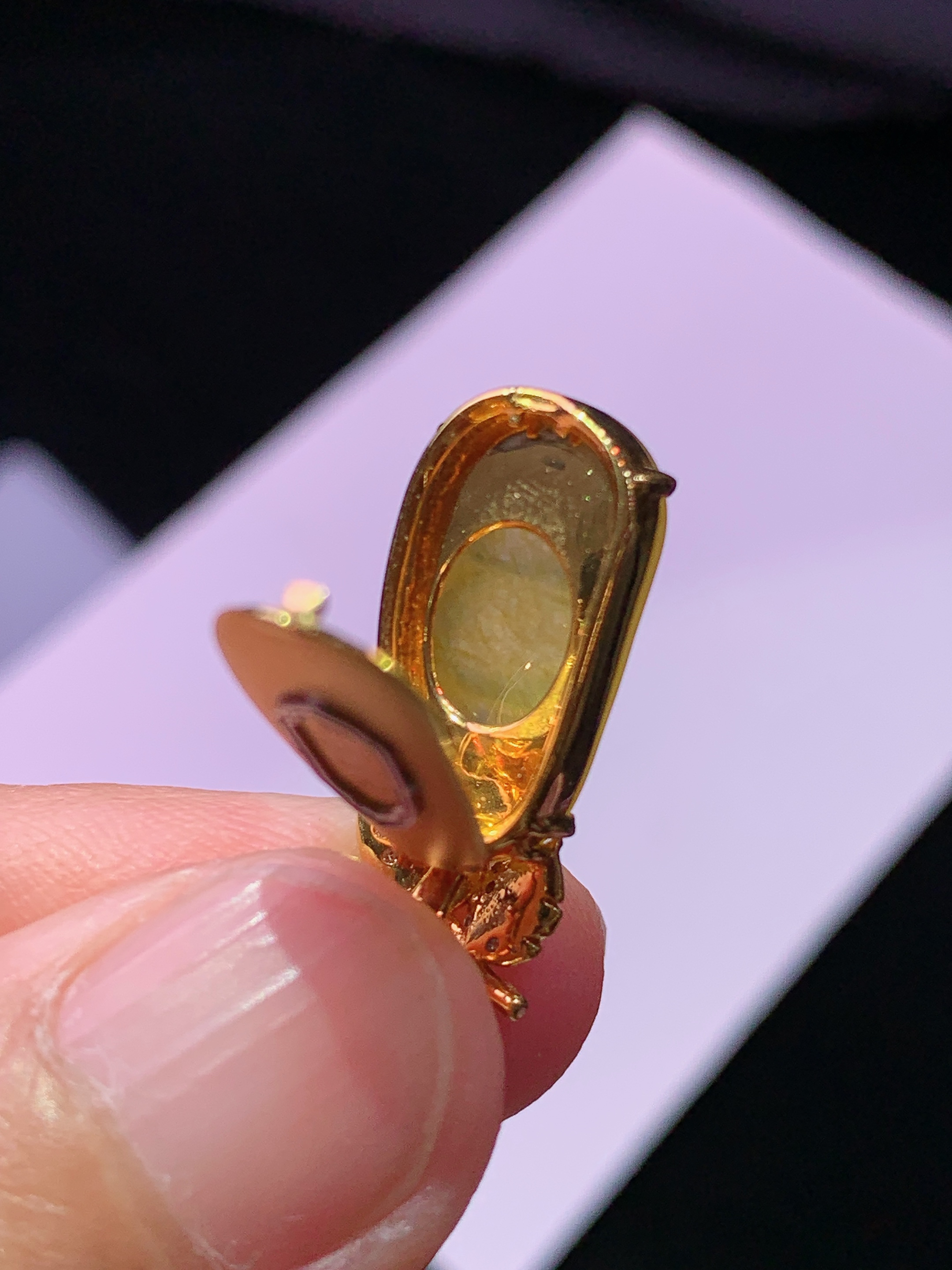 18k金钻镶嵌黄翡四季豆吊坠 玉质细腻 色泽艳丽清新 水润亮眼 整体尺寸22.6*8.8*6m5