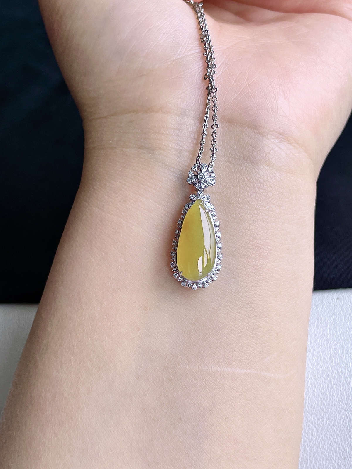 【镶嵌】冰黄翡福瓜吊坠  
【说明】缅料 18k金镶嵌 性价比高  
【整体】29.2-11.7-9
【裸石】18.7-8.5-3.8