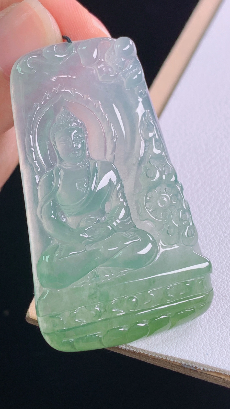 冰晴大日如来
种色俱佳，清透细腻
尺寸:51.6-30.3-5.0mm