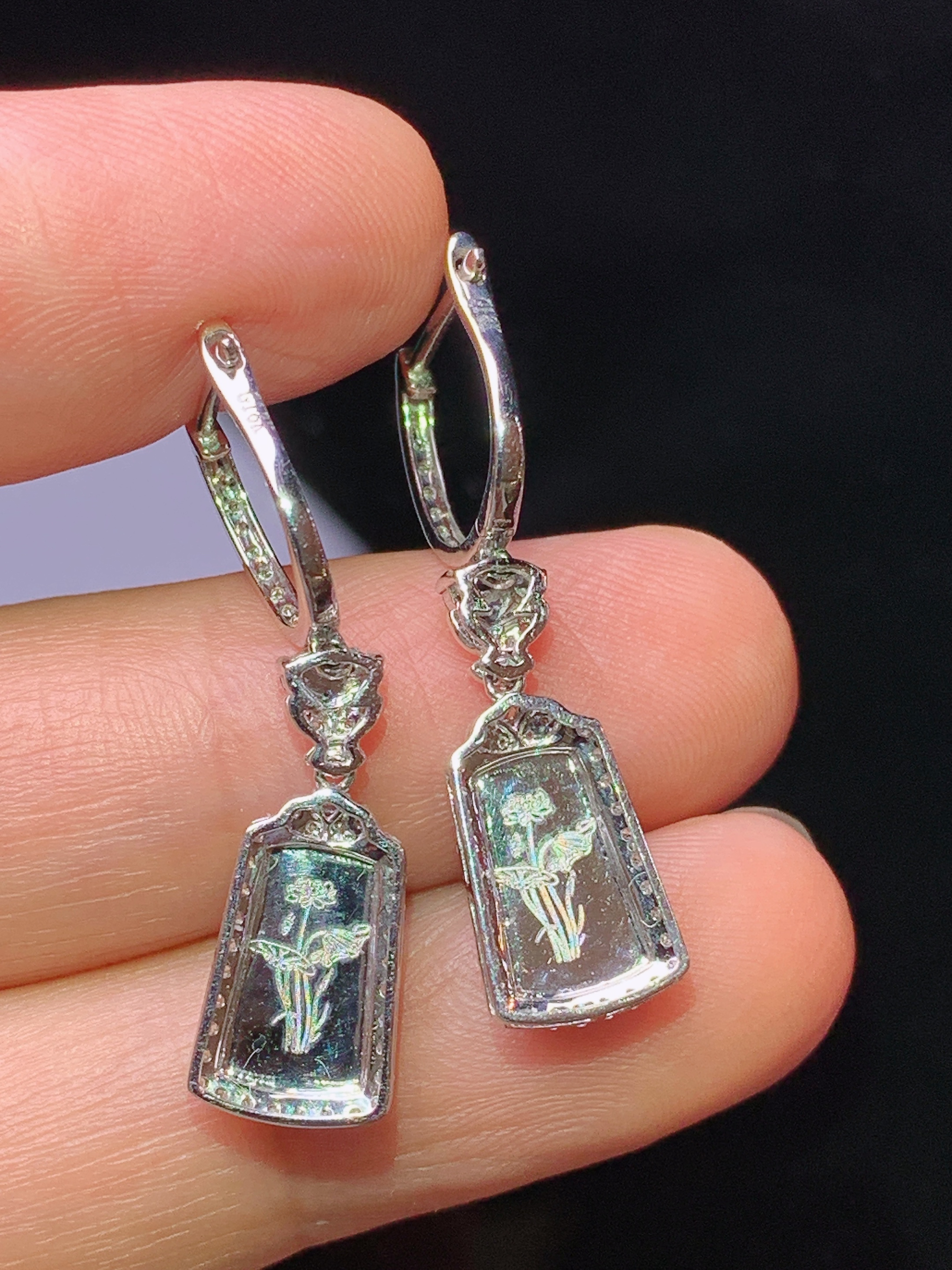 18k金钻镶嵌满绿无事牌耳坠 玉质细腻 色泽艳丽清新 水润亮眼 整体尺寸30.3*7.6*3.3y4