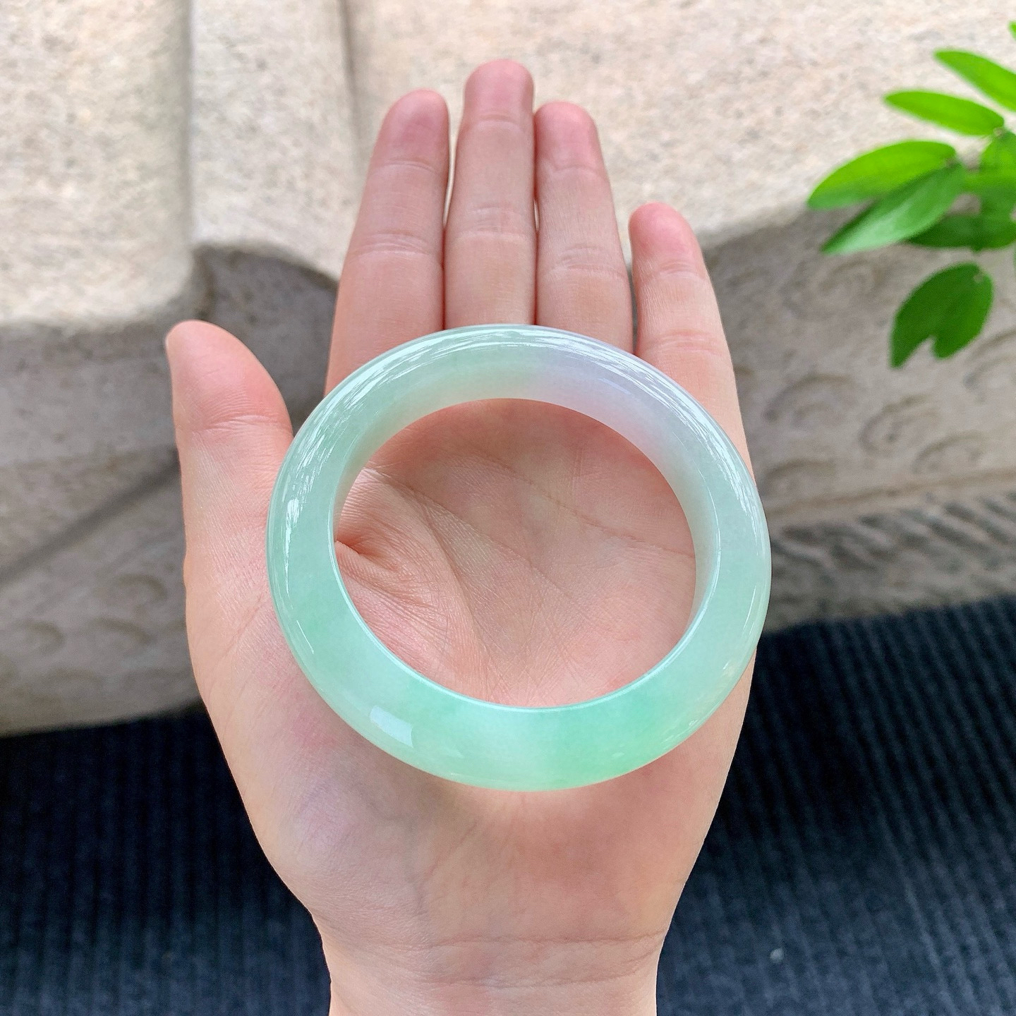 正圈51 52
【圈口】52.9/11.4/9.3
【描述】糯冰果绿，水润，种老，细腻，无纹裂！