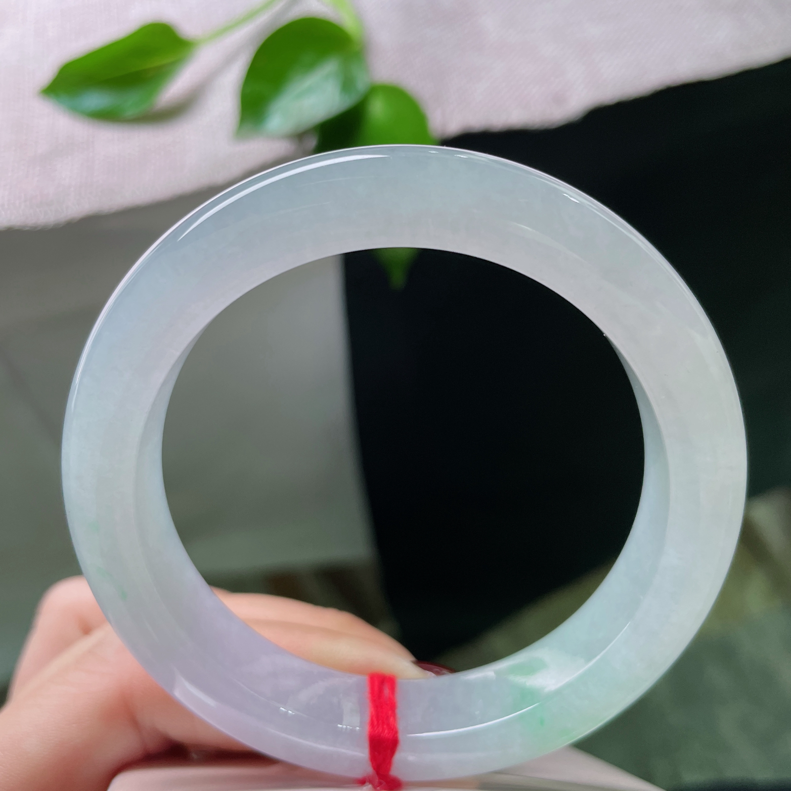 57.5/12.1/9.6，冰春彩正圈，粉紫的色泽在晶莹的固体中凝固、晕染，有一种“被定格的美好”.