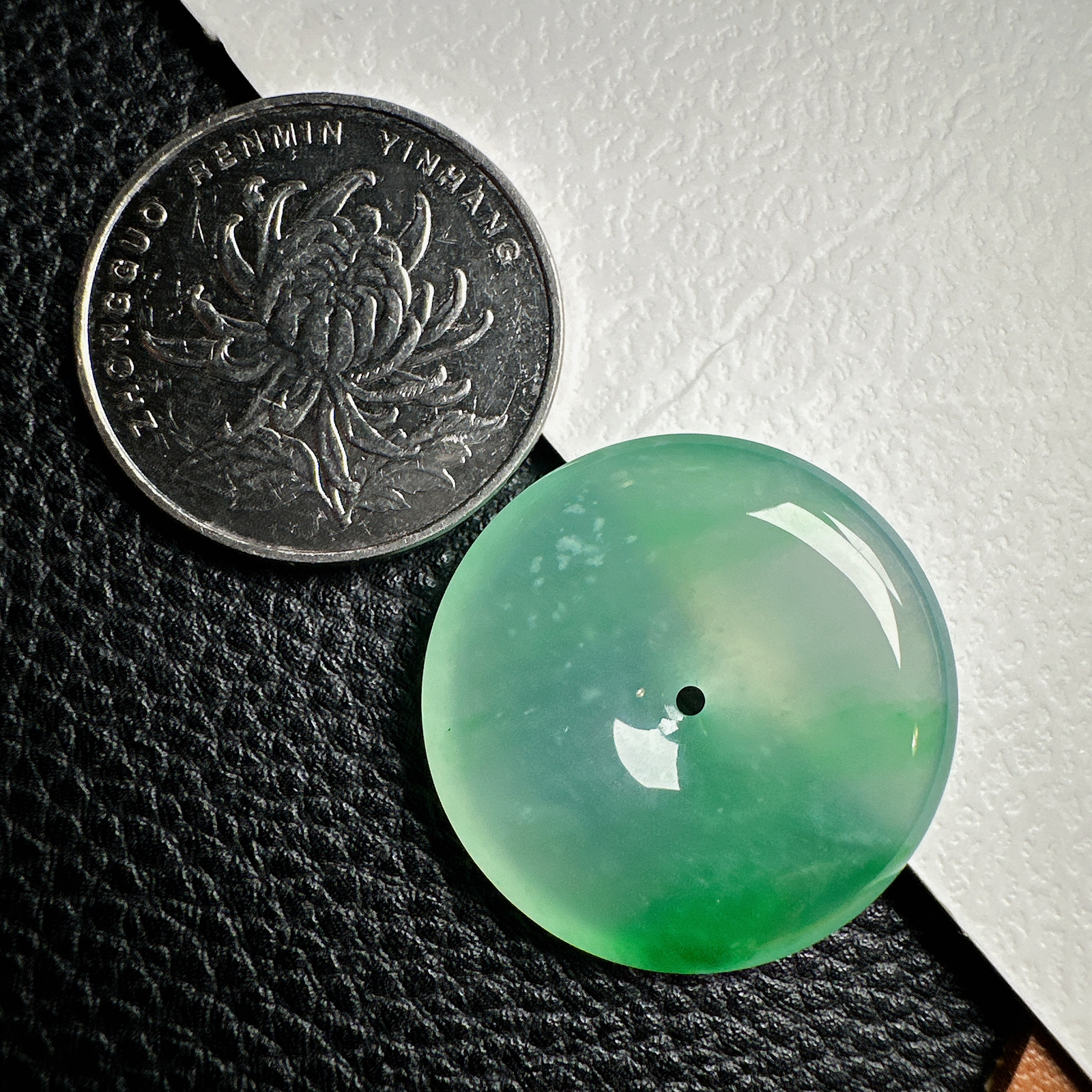 【冰种飘阳绿平安扣】质地细腻，品质很好，冰感十足，胶感明显，收藏品质。