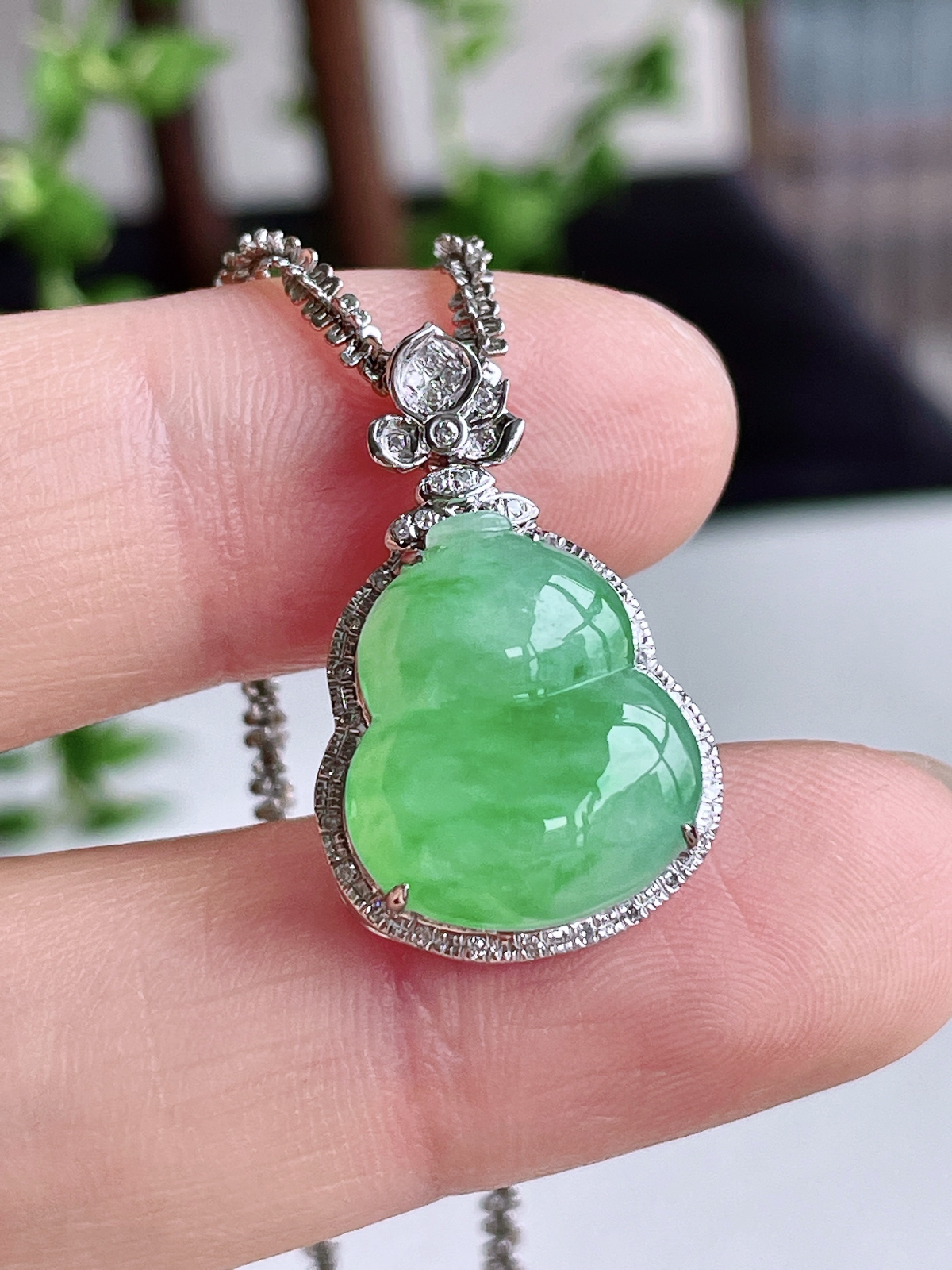 【镶嵌】冰甜绿葫芦吊坠  
【说明】缅料 18k金镶嵌 性价比高  
【整体】24-15-8.2
