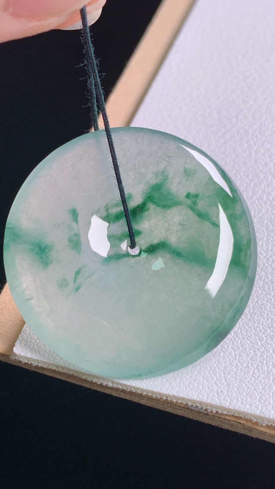 冰飘花平安扣
花色灵动，胶感十足
尺寸:32.3-5.8mm