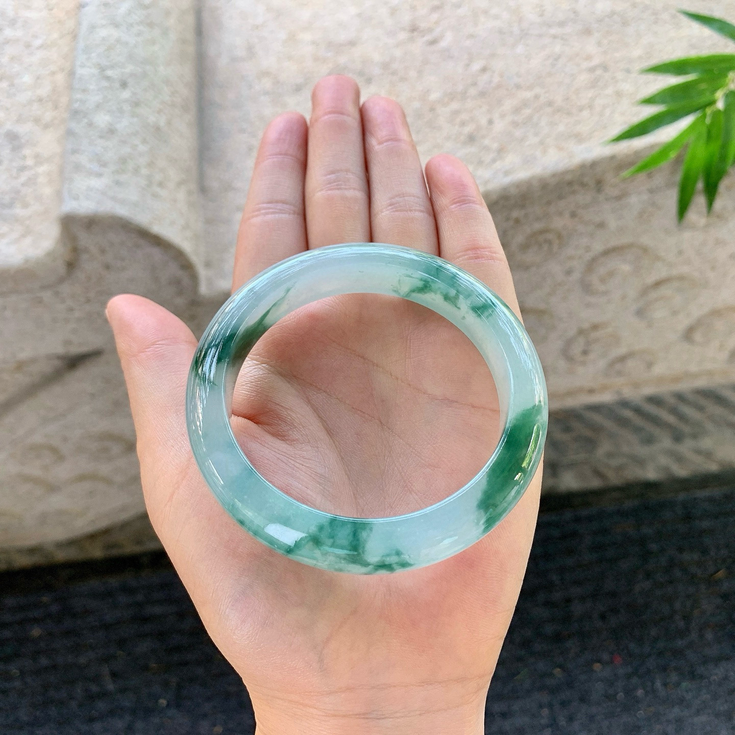 正圈55 56
【圈口】56/12.1/8.6
【描述】冰糯飘花，水润，种老，细腻，无纹裂！