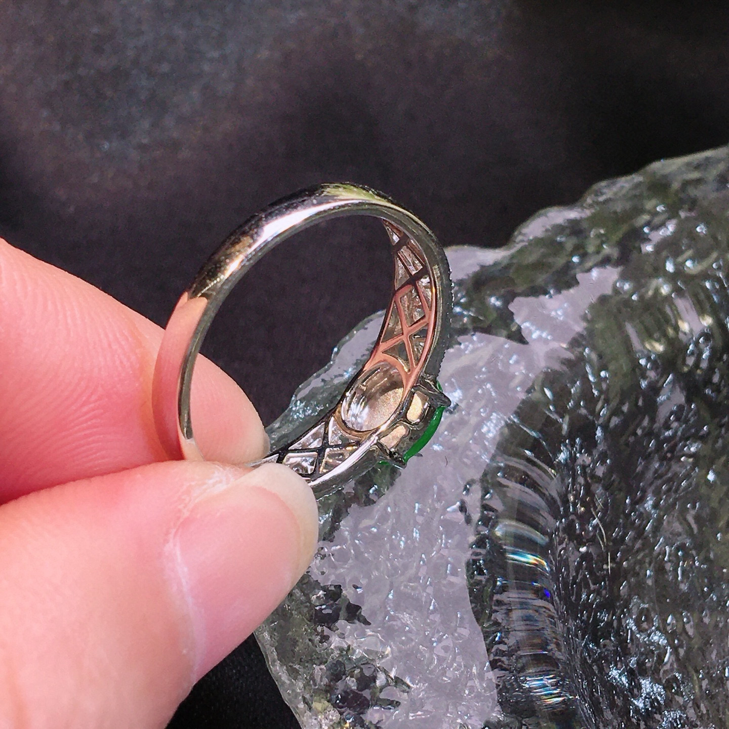 18k金镶嵌缅甸满绿翡翠蛋面戒指