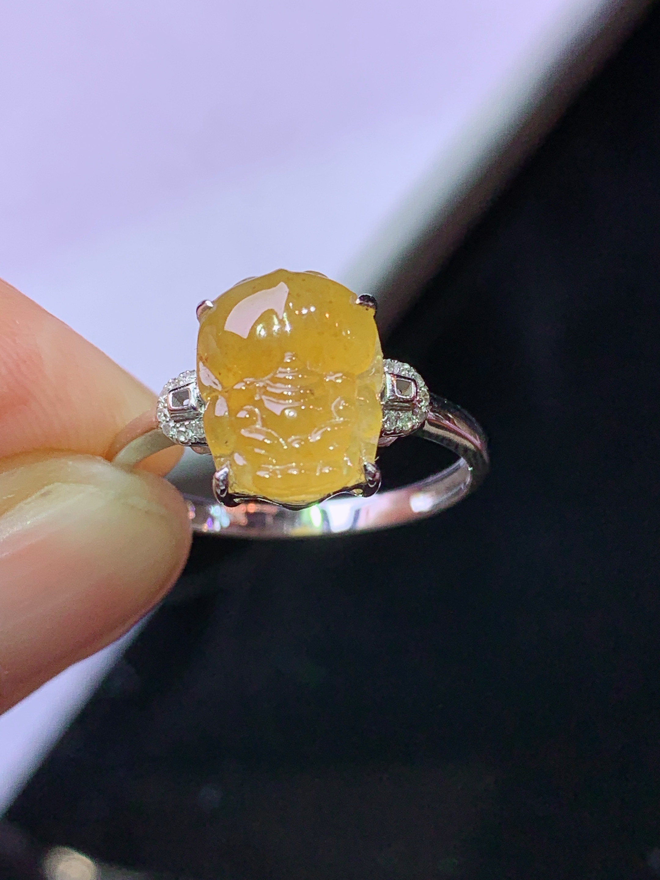 18k金钻镶嵌黄翡貔貅戒指 玉质细腻 色泽艳丽清新 水润亮眼 圈口14 裸石尺寸10.8*8.3*3.3