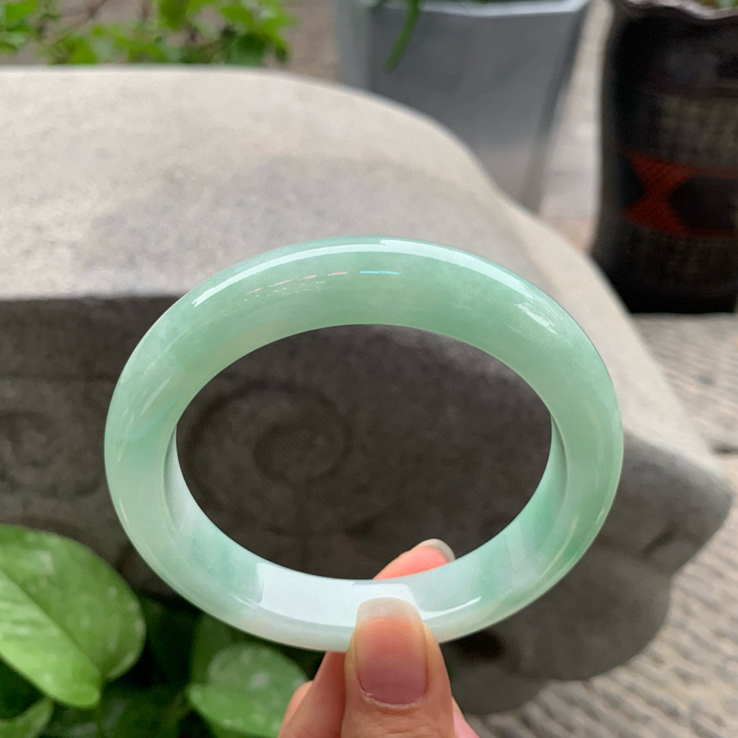 大圈口 63.5-12.4-10    冰果绿正圈手镯。 一丝棉