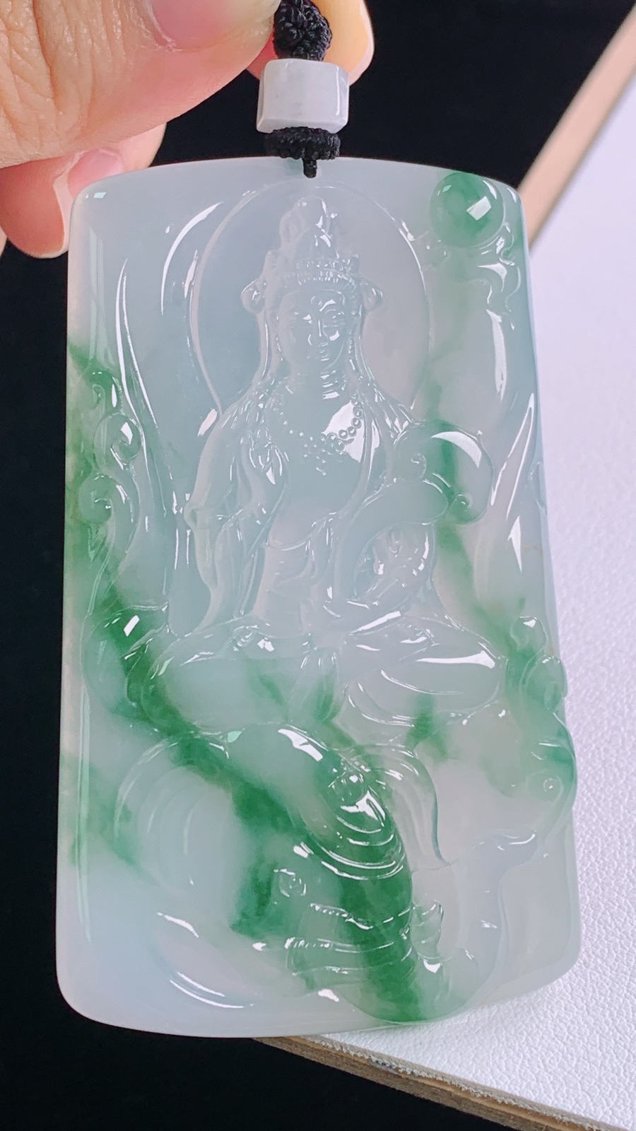 冰飘花普贤菩萨
花色灵动，水润清爽
尺寸:79.9-73.0-44.9-5.7mm