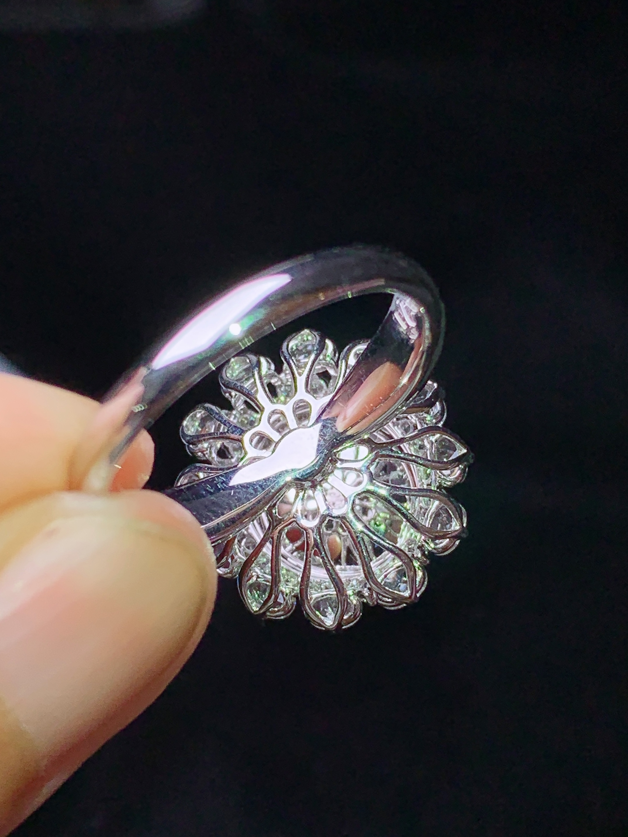 18k金钻镶嵌翠绿蛋面戒指 玉质细腻 色泽艳丽清新 水润亮眼 圈口14 整体尺寸17.2*16*11.8k1