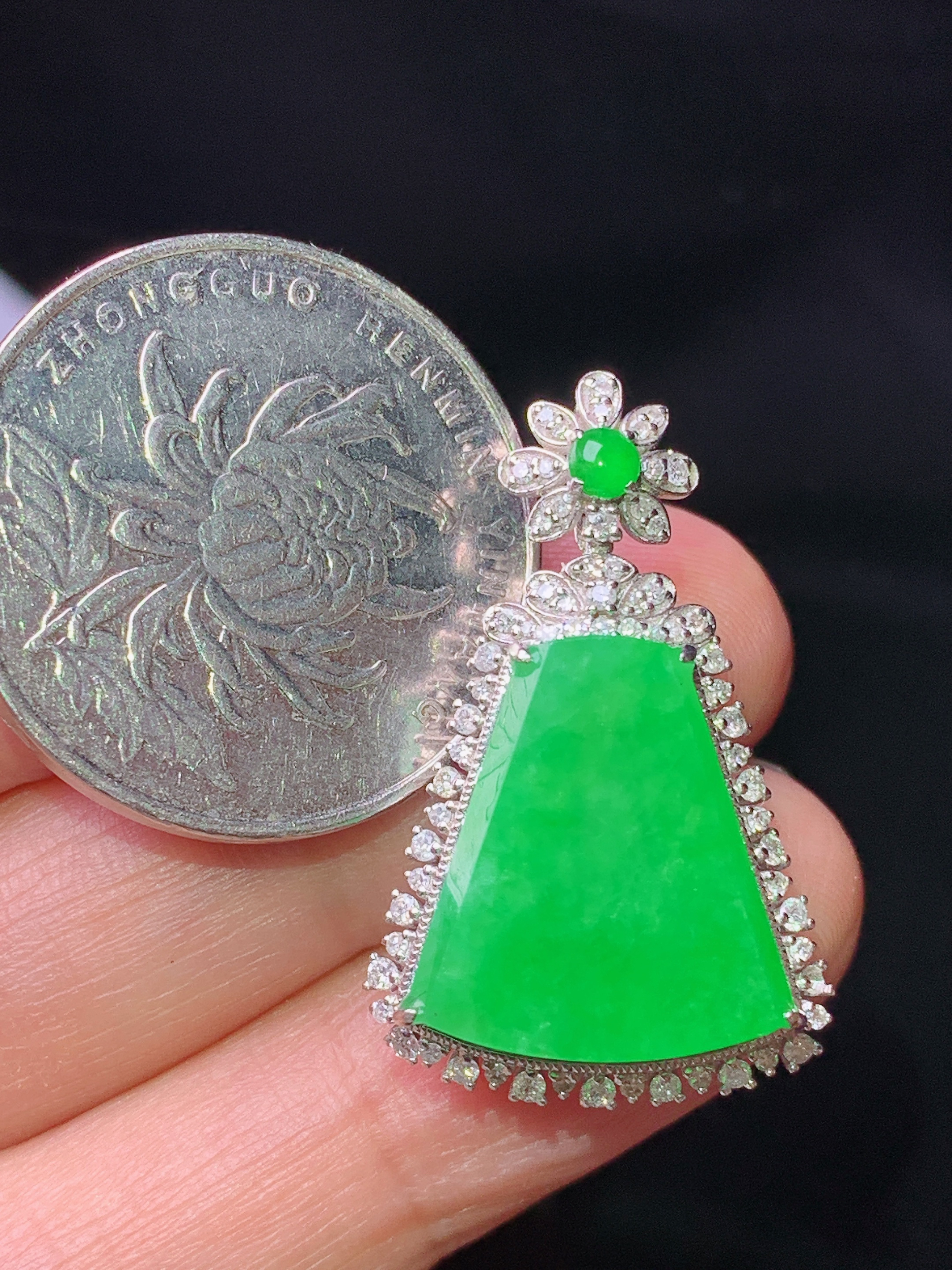 18k金钻镶嵌翠绿无事牌吊坠 玉质细腻 色泽艳丽清新 水润亮眼 整体尺寸29.6*18.6*9.5k1