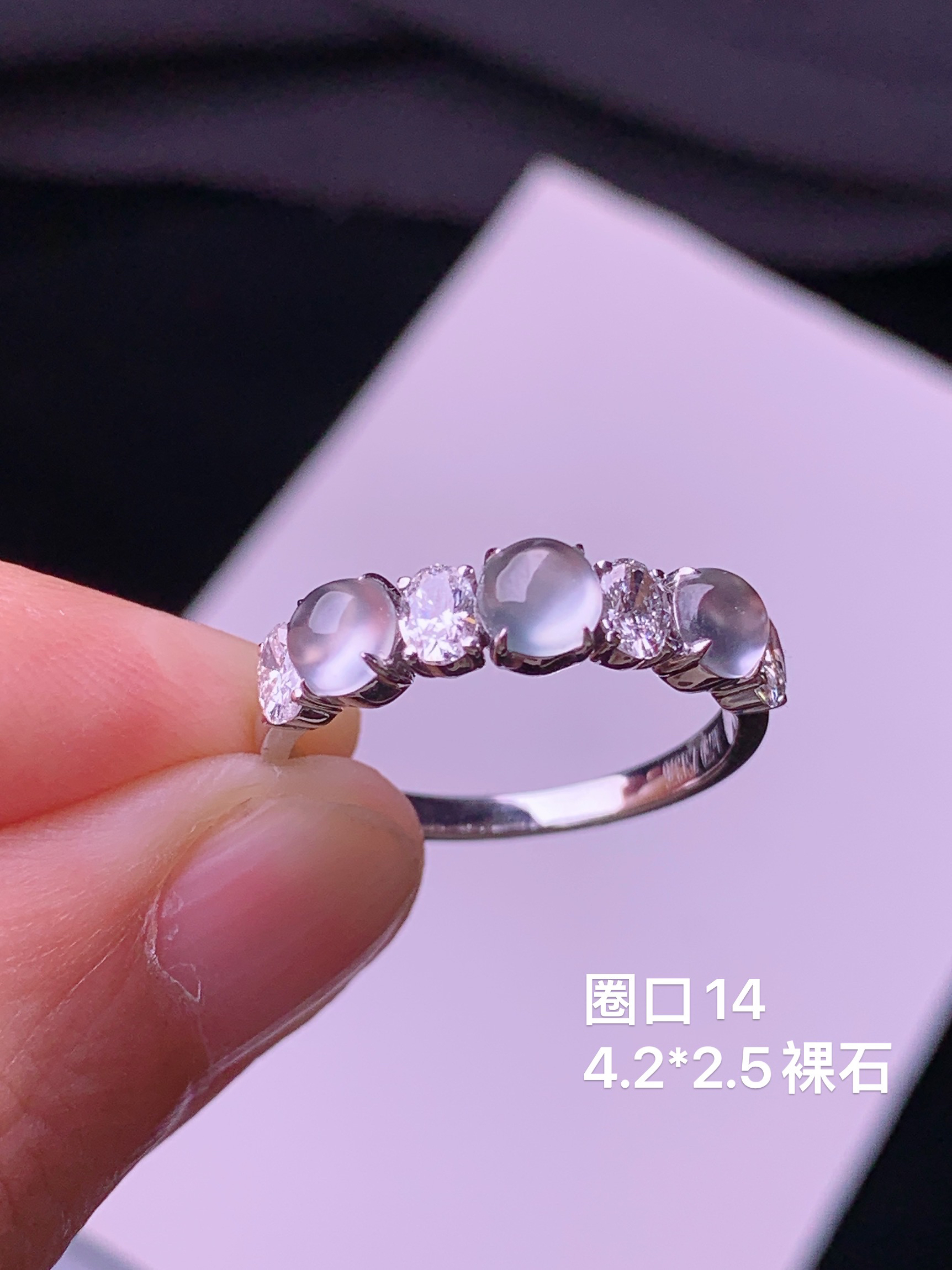 18k金培育钻镶嵌冰种蛋面戒指 玉质细腻 色泽艳丽清新 水润亮眼 圈口14 整体尺寸4.2*2.5