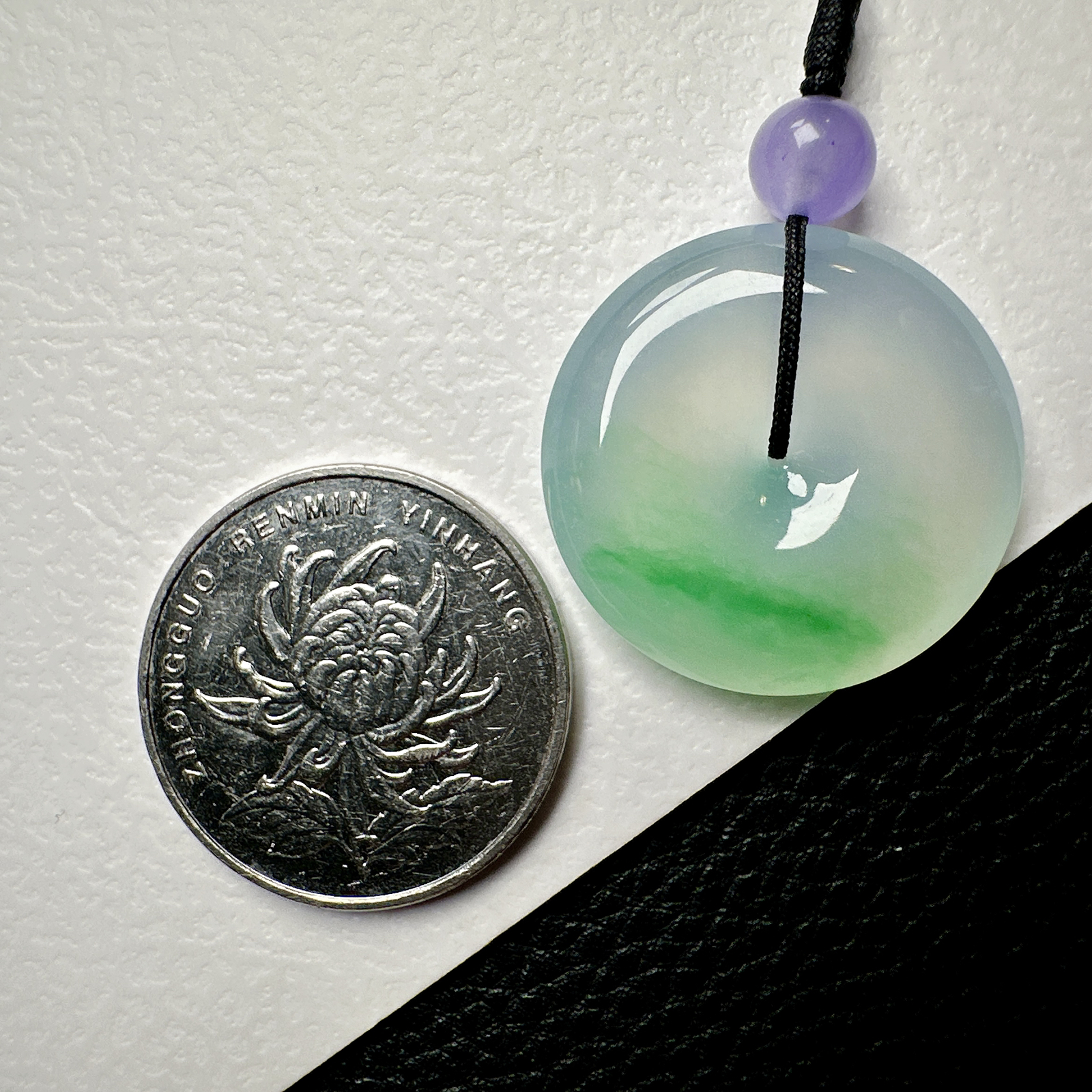 【冰种飘阳绿平安扣】质地细腻，品质很好，冰感十足，胶感明显，收藏品质