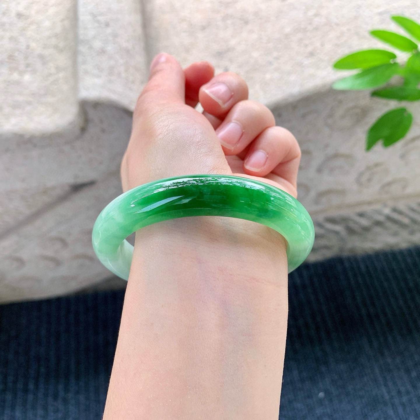 正圈58 59
【圈口】58.2/12/8.7
【描述】糯冰飘阳绿，水润，种老，细腻，无裂纹！