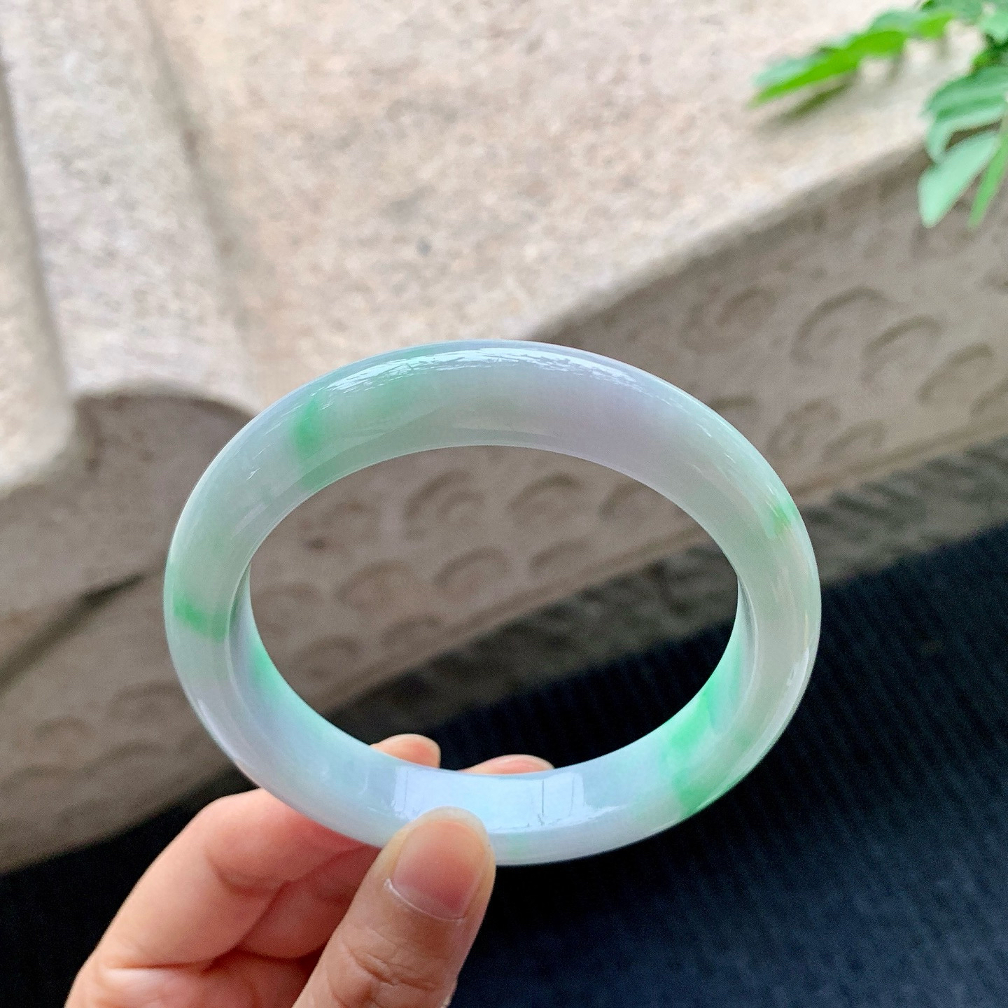 正圈61 62
【圈口】62.7/12.5/9.3
【描述】春彩，水润，种老，细腻，无纹裂！