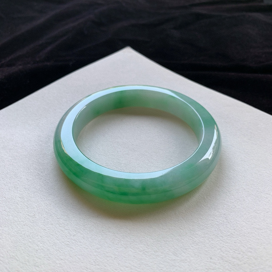 大圈口63.4-12.4-10.5     阳绿正圈手镯 无纹裂