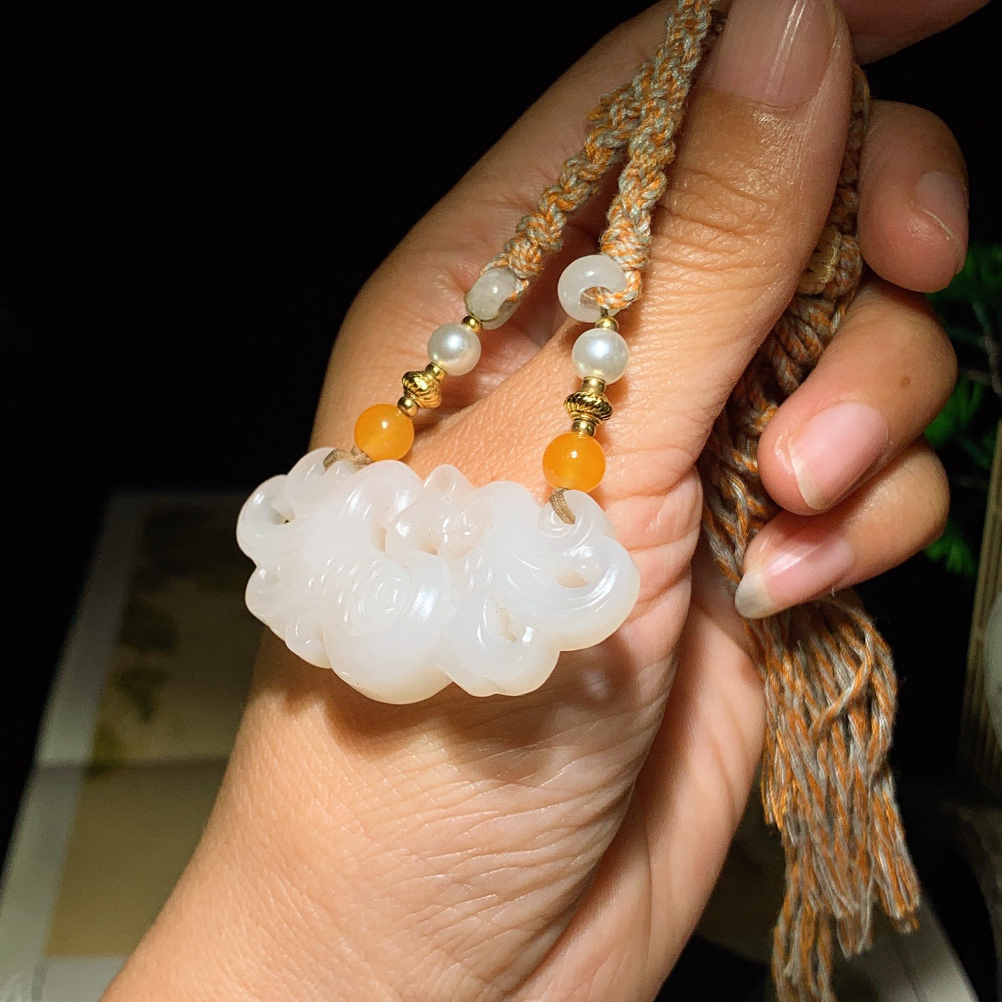 和田玉白玉仿古风挂件。尺寸24/48/11重22.5克 玉质细腻油润 底色纯净 脂粉好，品质好。lt260402