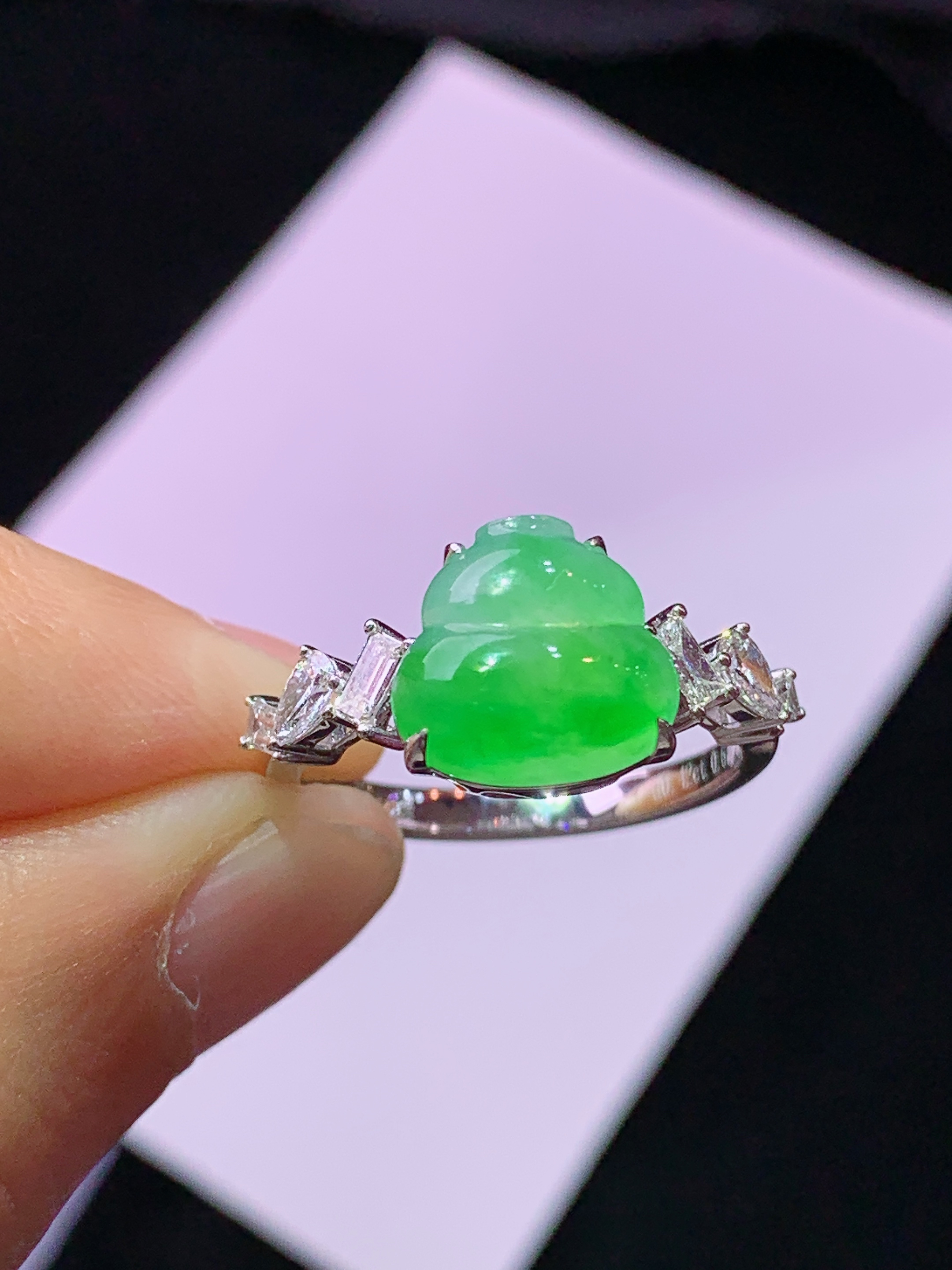 18k金钻镶嵌翠绿葫芦戒指 玉质细腻 色泽艳丽清新 水润亮眼 圈口14 裸石尺寸9.5*10*4m5