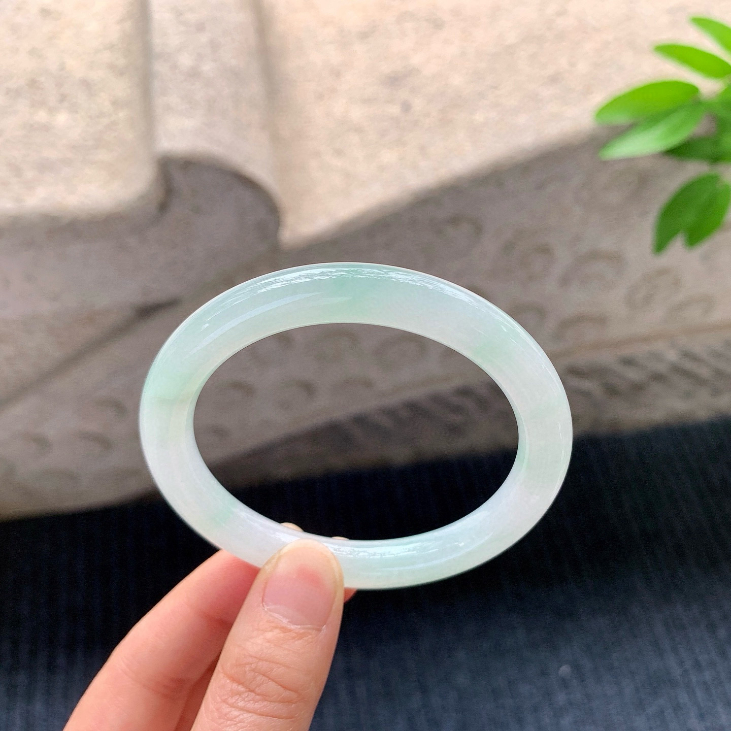 圆条54 55
【圈口】55/8.5/8.3
【描述】糯冰飘绿，水润，种老，细腻，无裂纹！