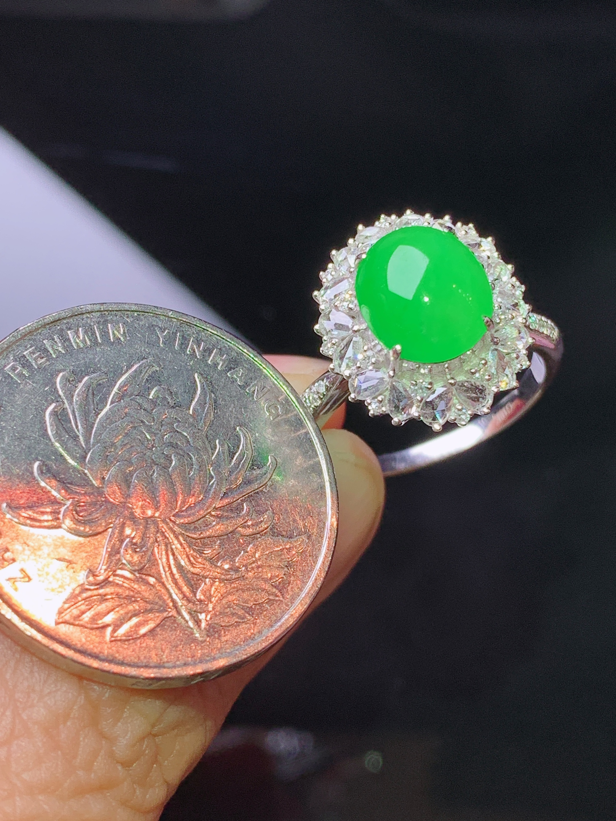 18k金钻镶嵌翠绿蛋面膜戒指 玉质细腻 色泽艳丽清新 水润亮眼 圈口13 整体尺寸16.3*13.5*9.8k1