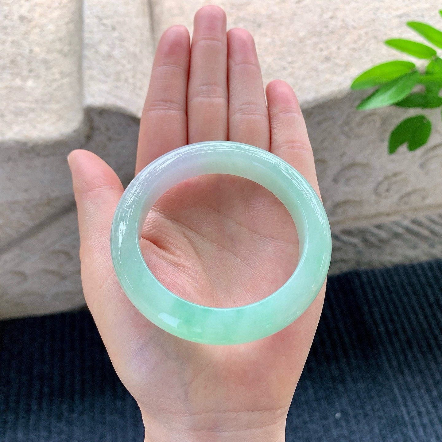 正圈51 52
【圈口】52.9/11.4/9.3
【描述】糯冰果绿，水润，种老，细腻，无纹裂！