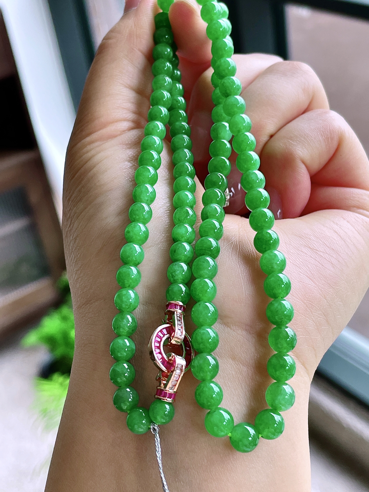 【珠子】冰阳绿珠链圆珠珠子珠链
【说明】缅料 性价比高  
【尺寸】5.7-6.5mm，28cm