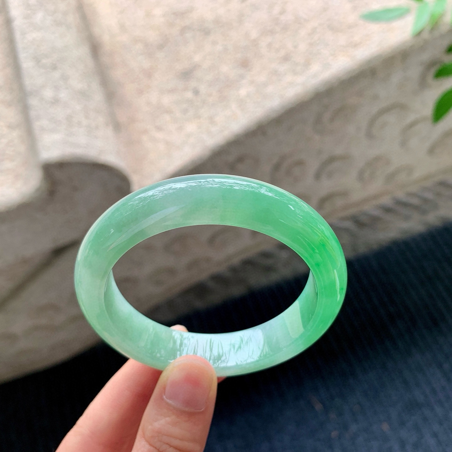 正圈52 53
【圈口】53.6/12.7/8.4
【描述】冰糯阳绿，水润，种老，细腻，无纹裂！