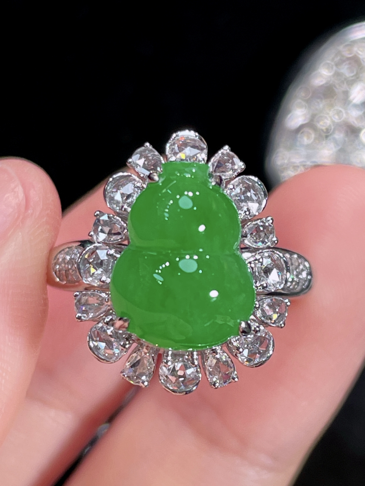 天然缅甸翡翠A货
满绿葫芦戒指
18k金镶嵌钻石 
细腻水灵 实拍接近