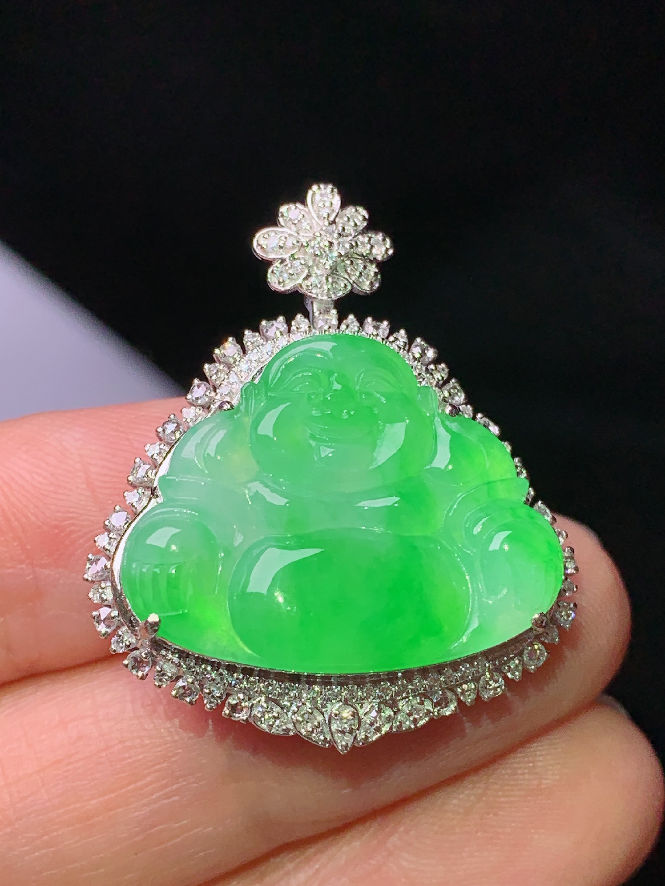 18k金钻镶嵌翠绿佛公吊坠 玉质细腻 色泽艳丽清新 水润亮眼 整体尺寸31.3*26.5*9.8k1