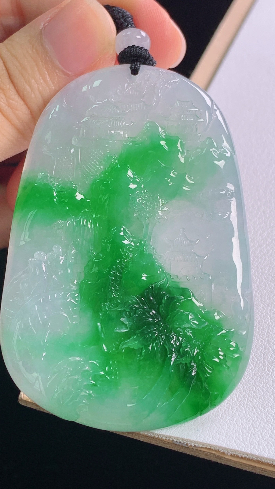 冰飘绿山水牌
花色灵动，雕工精湛
尺寸:69.7-62.7-43.0-5.7mm