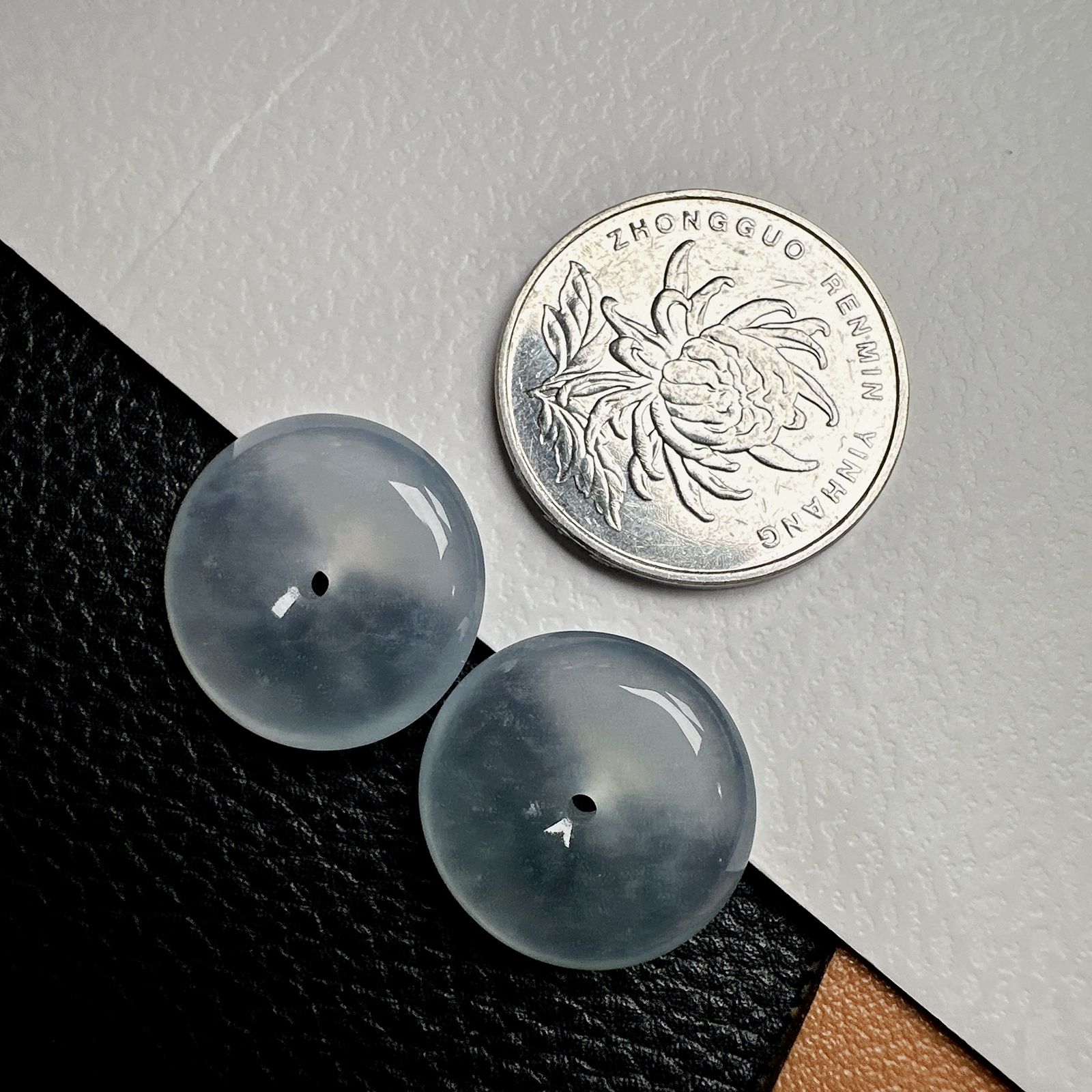 【冰种平安扣一对】质地细腻冰润，品质很好，冰感十足，胶感明显，收藏品质。