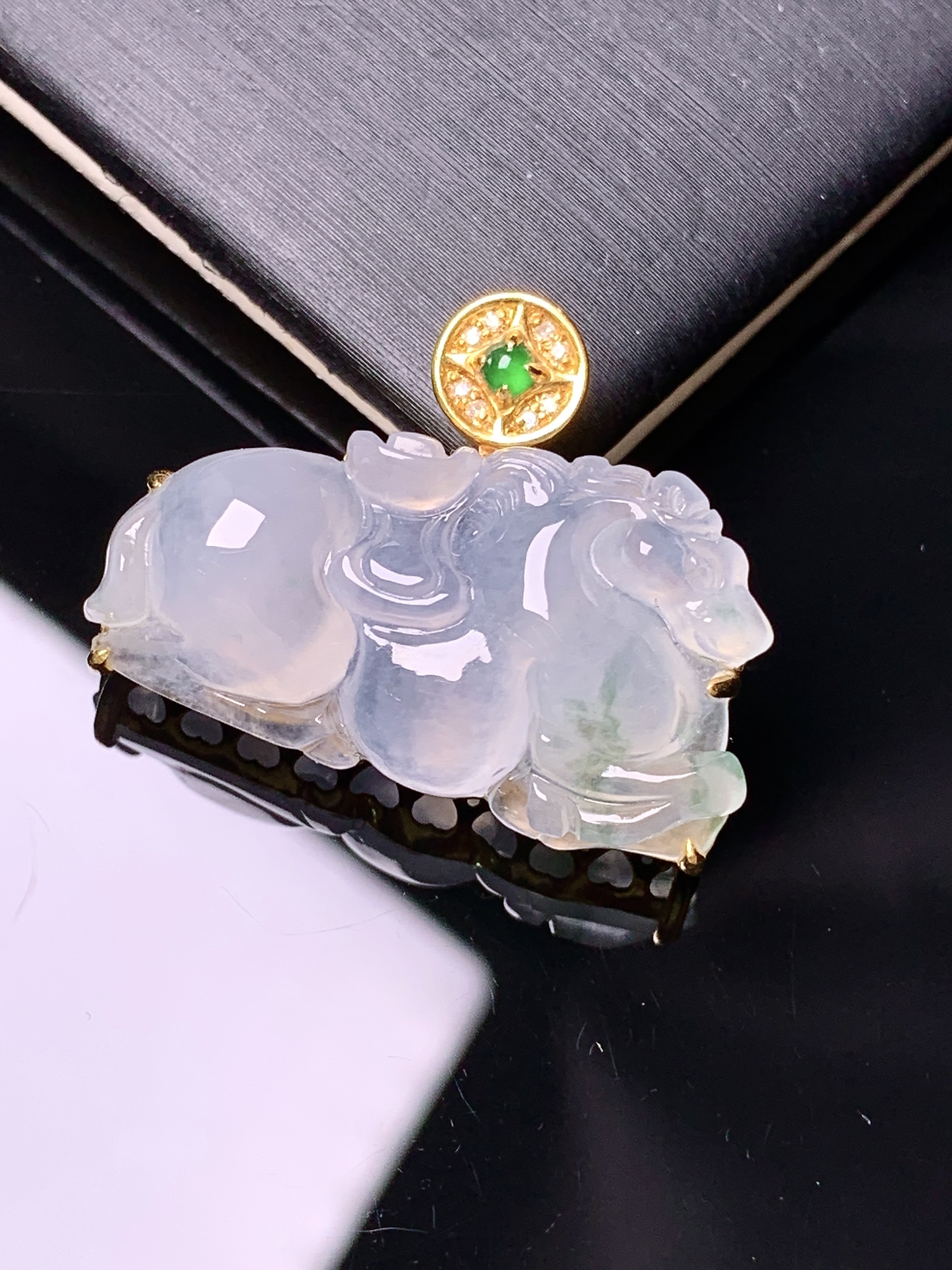 18k金钻镶嵌冰种唐马吊坠 玉质细腻 色泽艳丽清新 水润亮眼 整体尺寸22*28*8.3y4