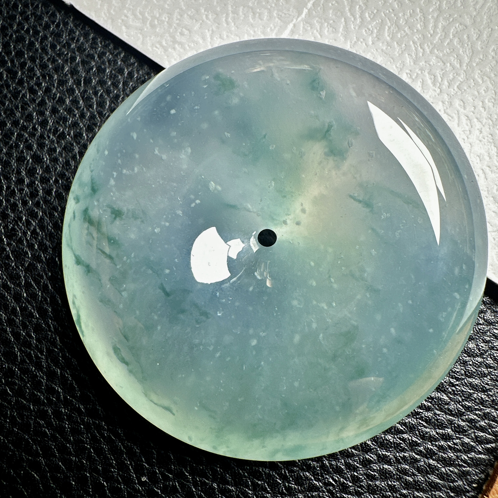 【冰种飘花巨无霸大扣】质地细腻，冰润十足，种老冰透，荧光闪耀，收藏品质。