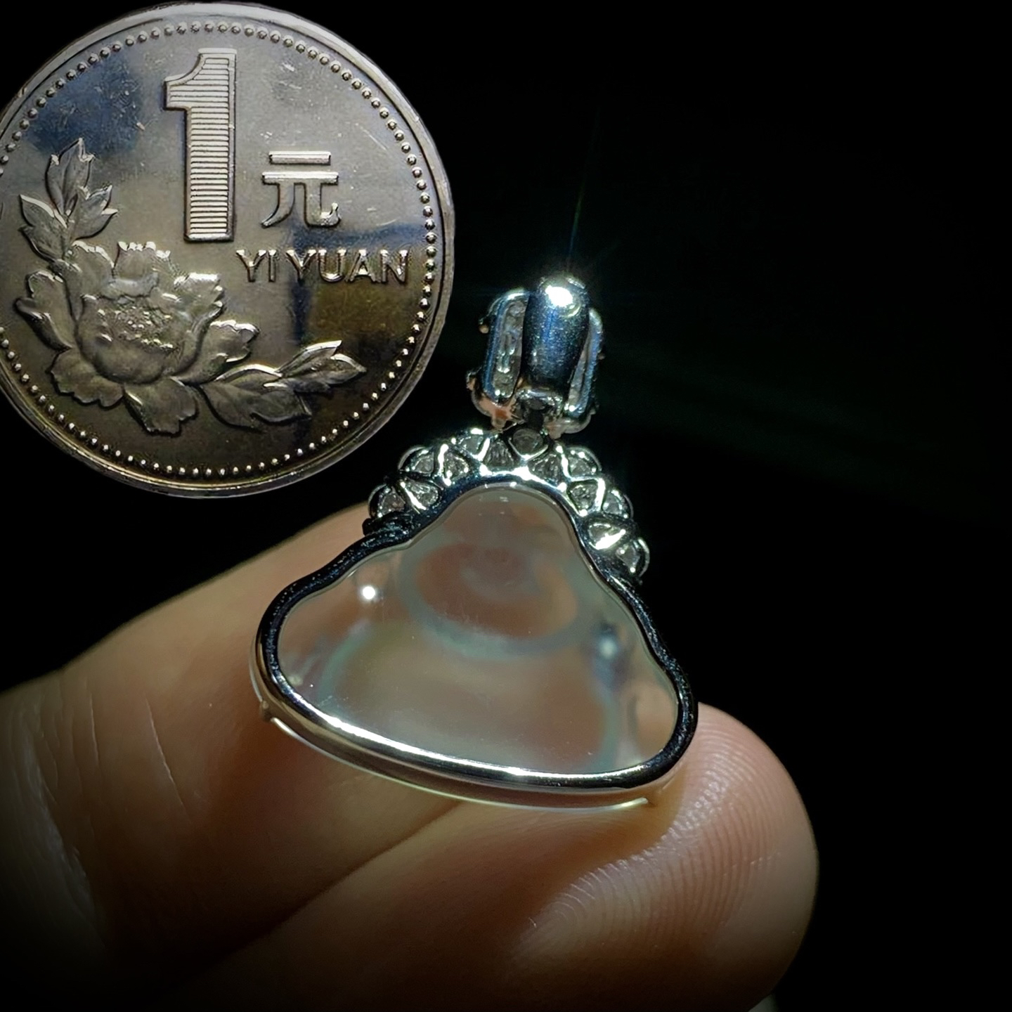 笑口常开弥勒佛，
裸石约18.6-13.5-5mm，
整体18.6-22-6.6mm，3.76g，
18K金，南非钻，不配含链