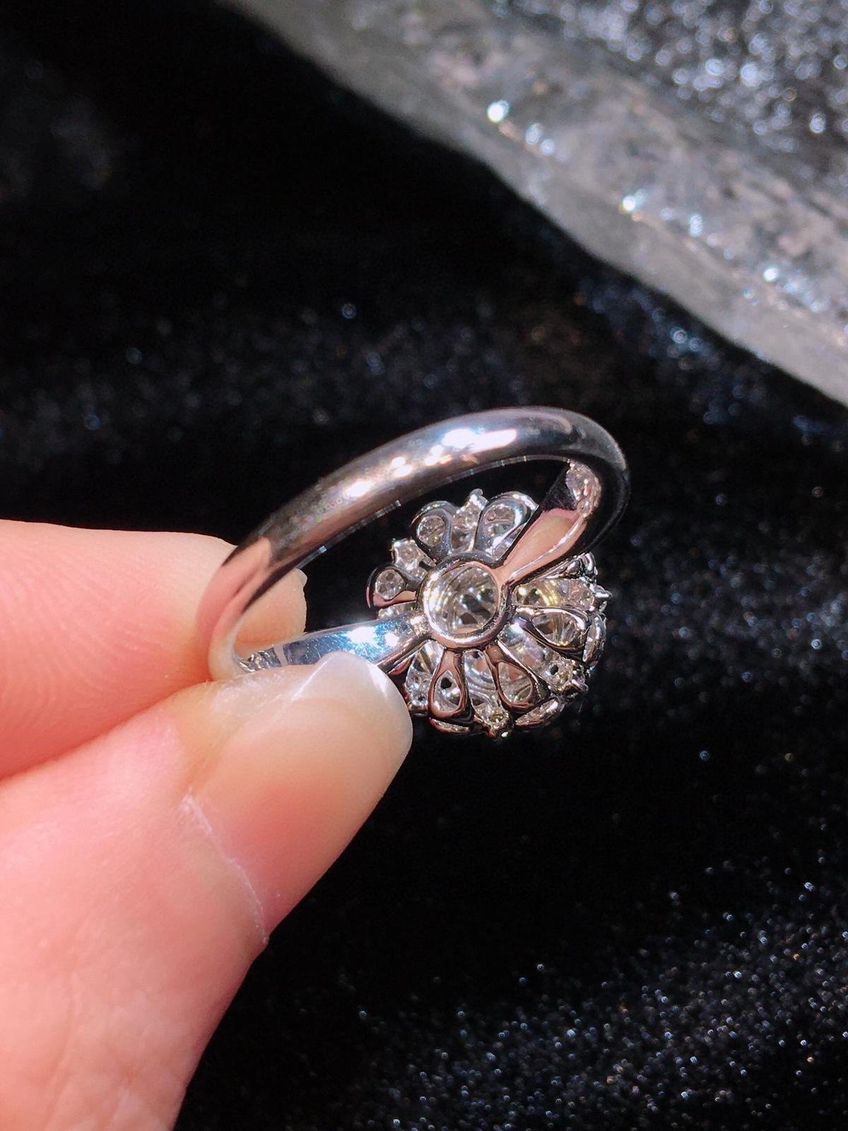 缅甸满绿翡翠蛋面戒指
18K重金豪华镶嵌