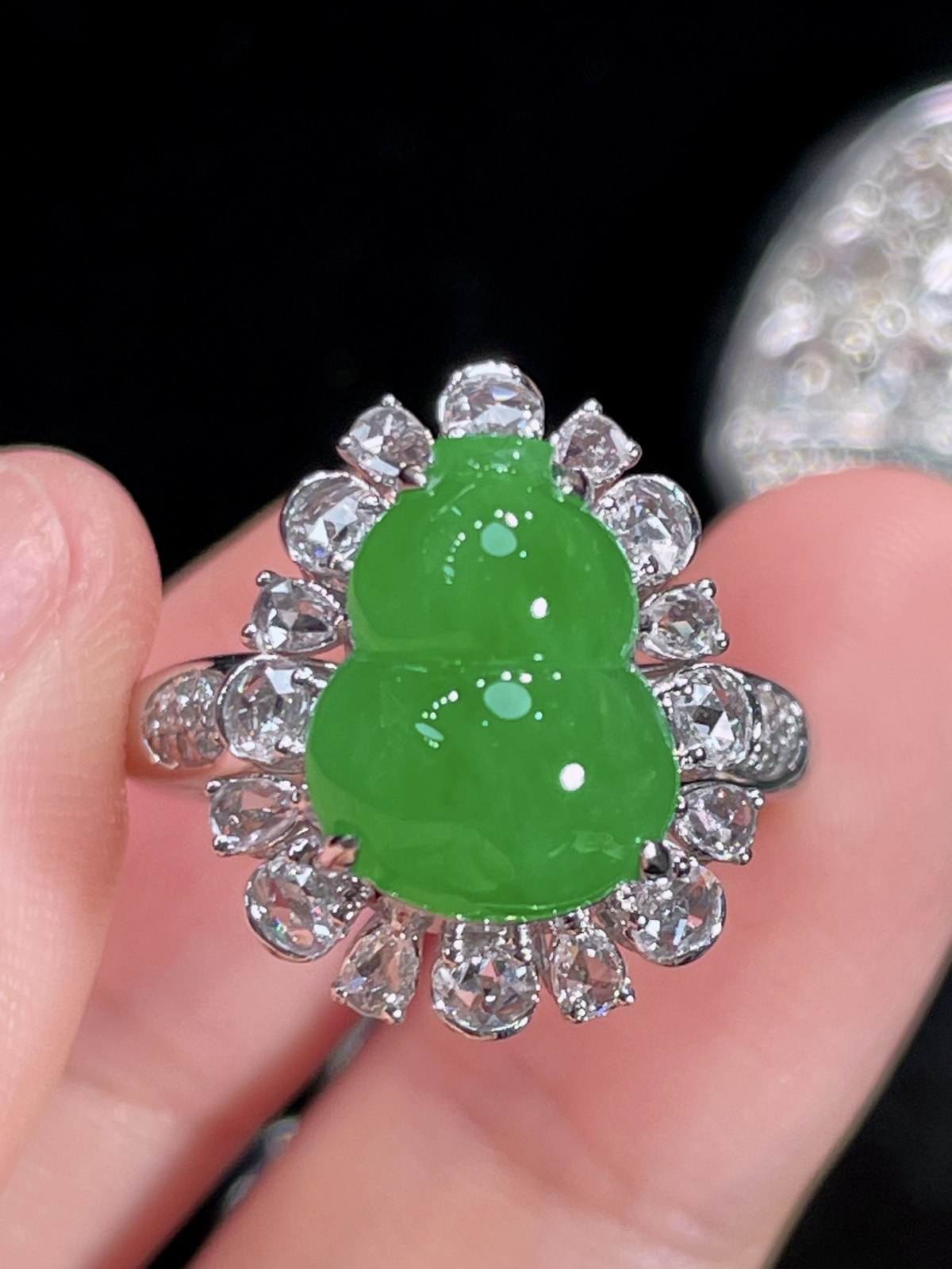 天然缅甸翡翠A货
满绿葫芦戒指
18k金镶嵌钻石 
细腻水灵 实拍接近