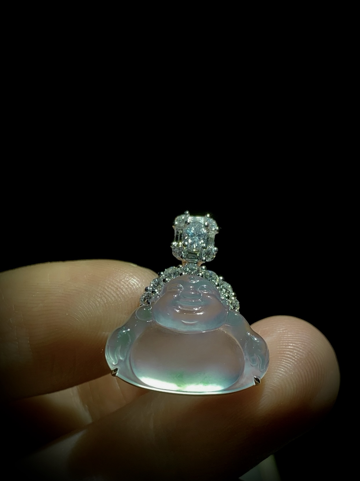 笑口常开弥勒佛，
裸石约18.6-13.5-5mm，
整体18.6-22-6.6mm，3.76g，
18K金，南非钻，不配含链