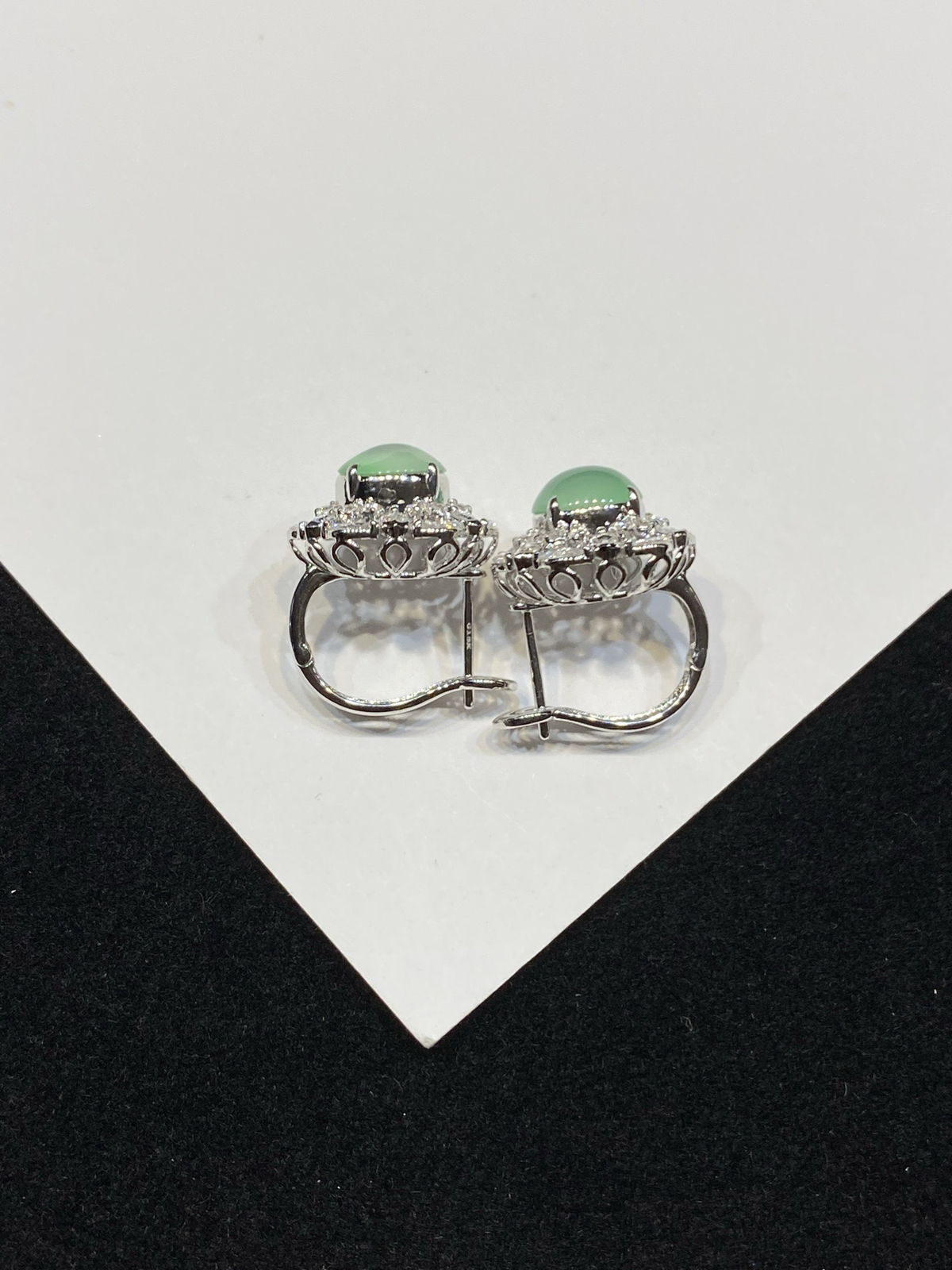 高冰 晴底 起光 蛋面 耳包 耳扣 18k

整体尺寸13.3-12.8-8.3