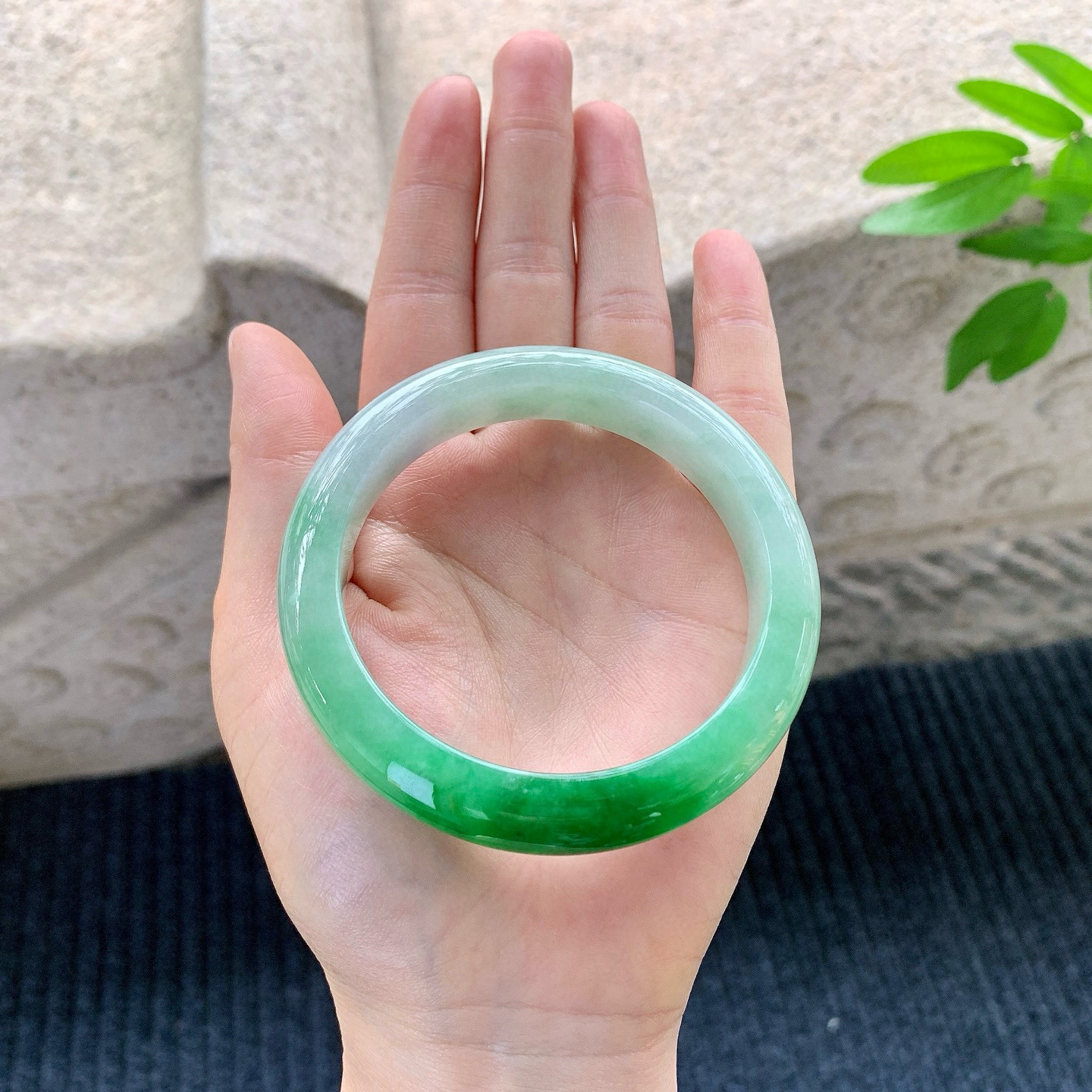 正圈58 59
【圈口】58.2/12/8.7
【描述】糯冰飘阳绿，水润，种老，细腻，无裂纹！