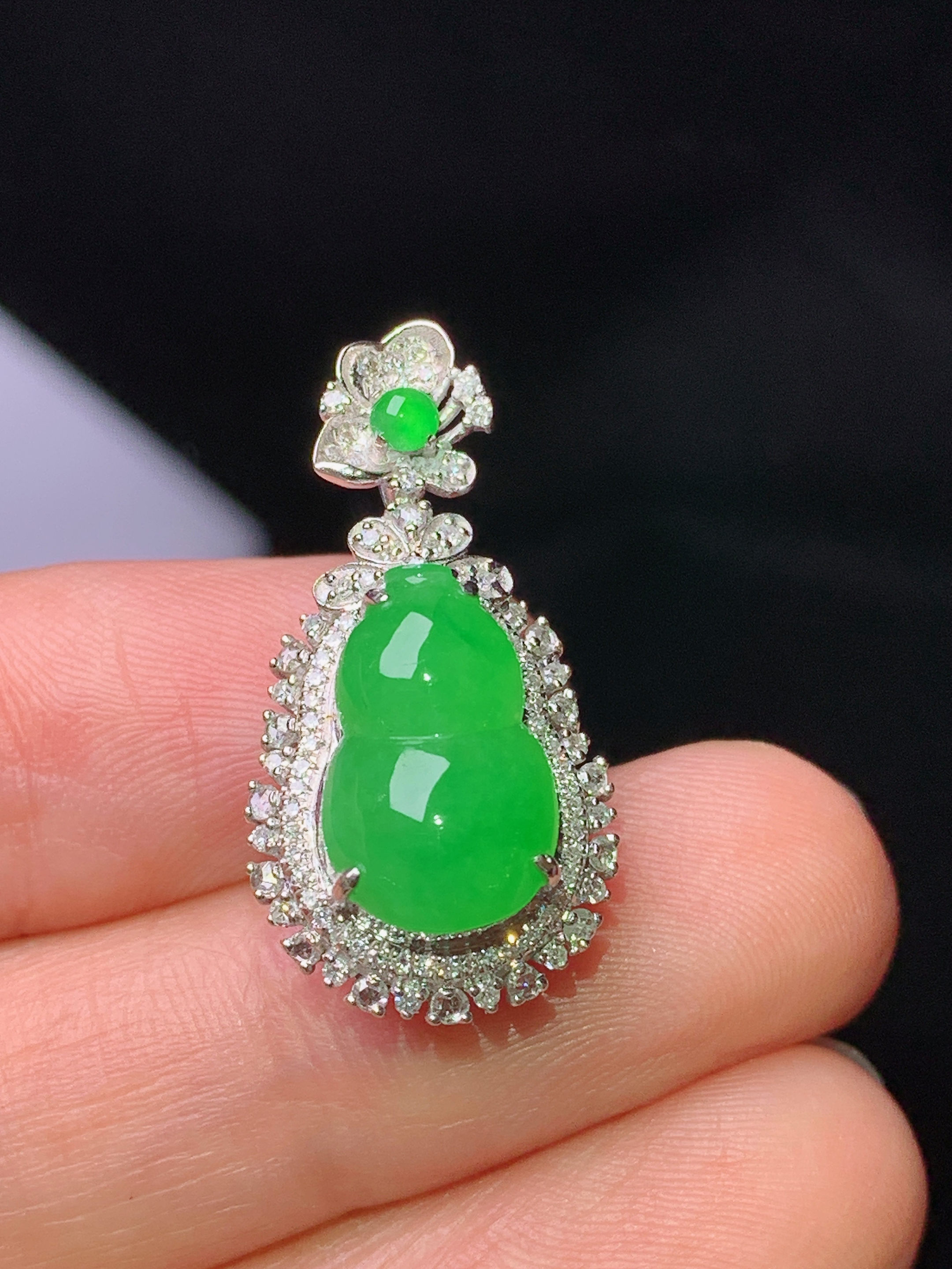 18k金钻镶嵌翠绿葫芦吊坠 玉质细腻 色泽艳丽清新 水润亮眼 整体尺寸26.2*13.5*10.5k1