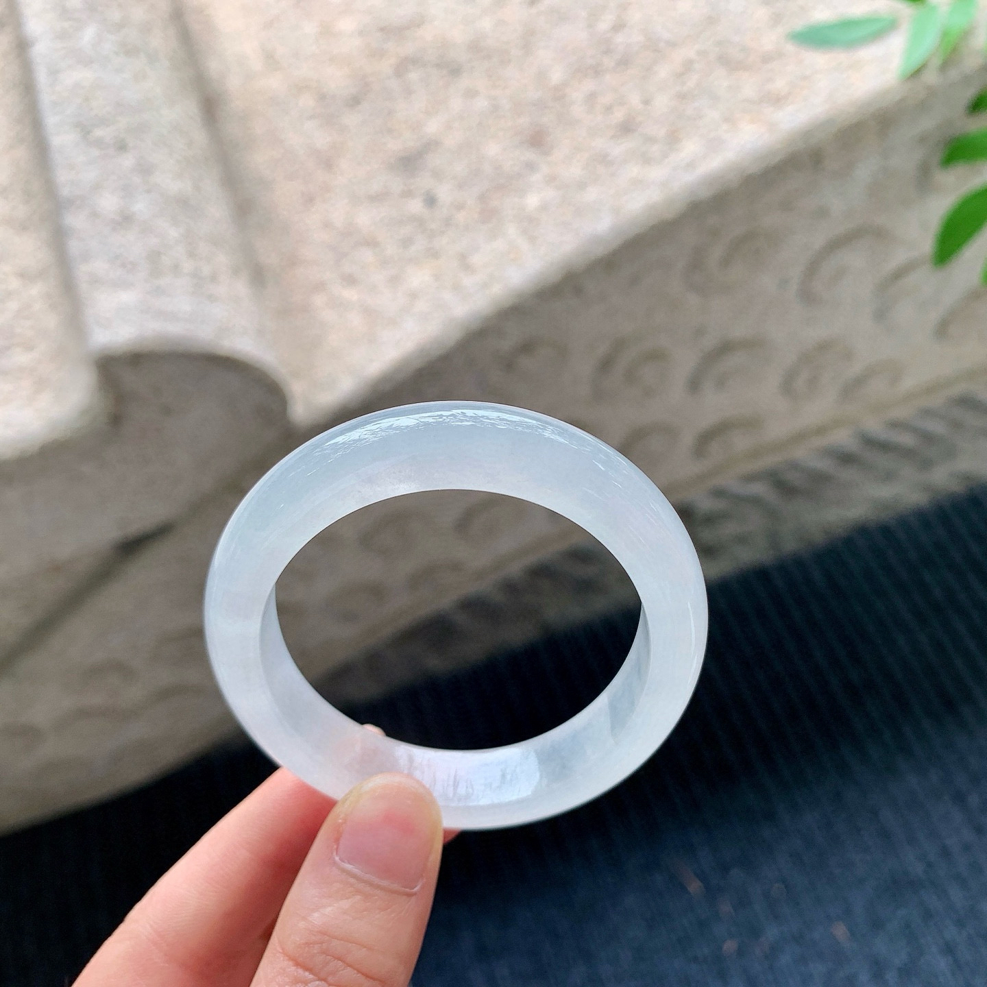 贵妃54 55
【圈口】55/47.7/10.5/7.2
【描述】白冰，水润，种老，细腻，无纹裂！