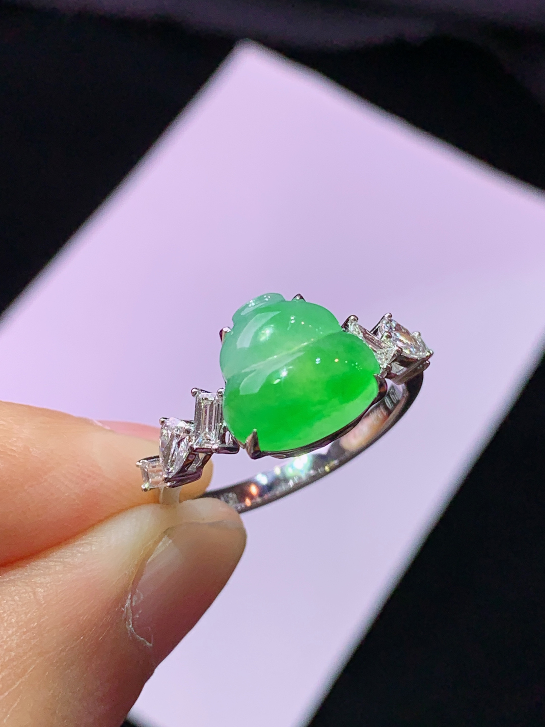 18k金钻镶嵌翠绿葫芦戒指 玉质细腻 色泽艳丽清新 水润亮眼 圈口14 裸石尺寸9.5*10*4m5